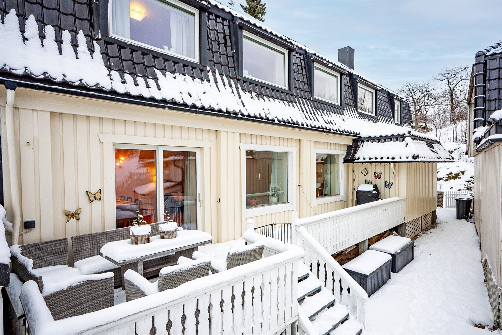 Terrassen er nylig oppgradert med nytt terrassegulv og har direkte adkomst til hagen via trapp. Galleribilde