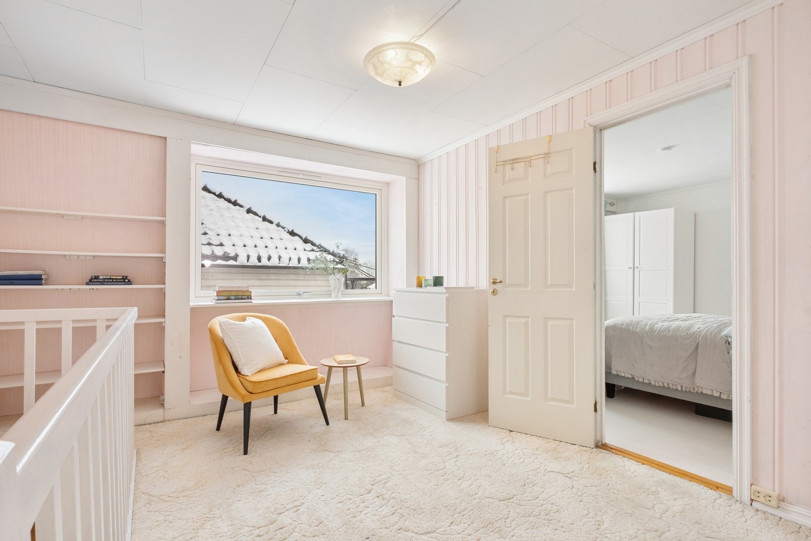 Vel oppe i boligens øvre etasje møtes du av en trappegang med helteppe som gir en lun følelse. Herfra er det adkomst til alle boligens fire soverom. Galleribilde