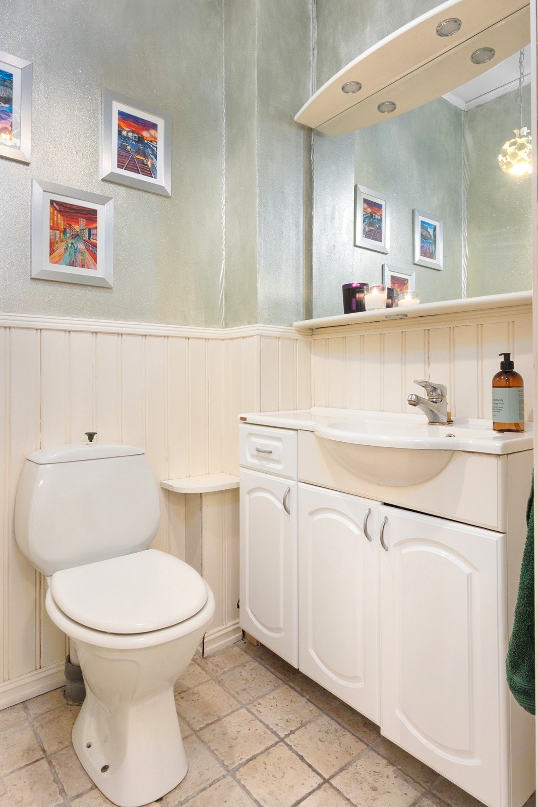 I første etasje finnes også et separat toalettrom, innredet med gulvfestetoalett, servantskap og speil. Galleribilde