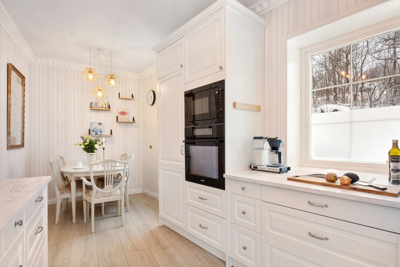 Hyggelig spiseplass plassert i hjørnet av kjøkkenet - perfekt for hverdagsmåltider. Galleribilde