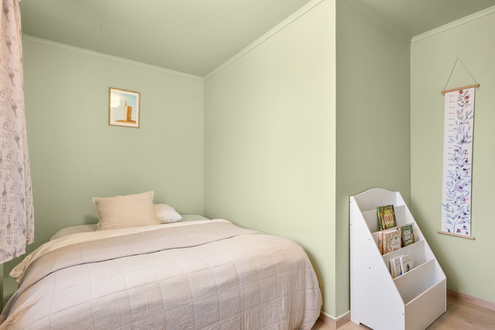Soverommet er nylig oppusset og malt i en lys grønntone. Galleribilde