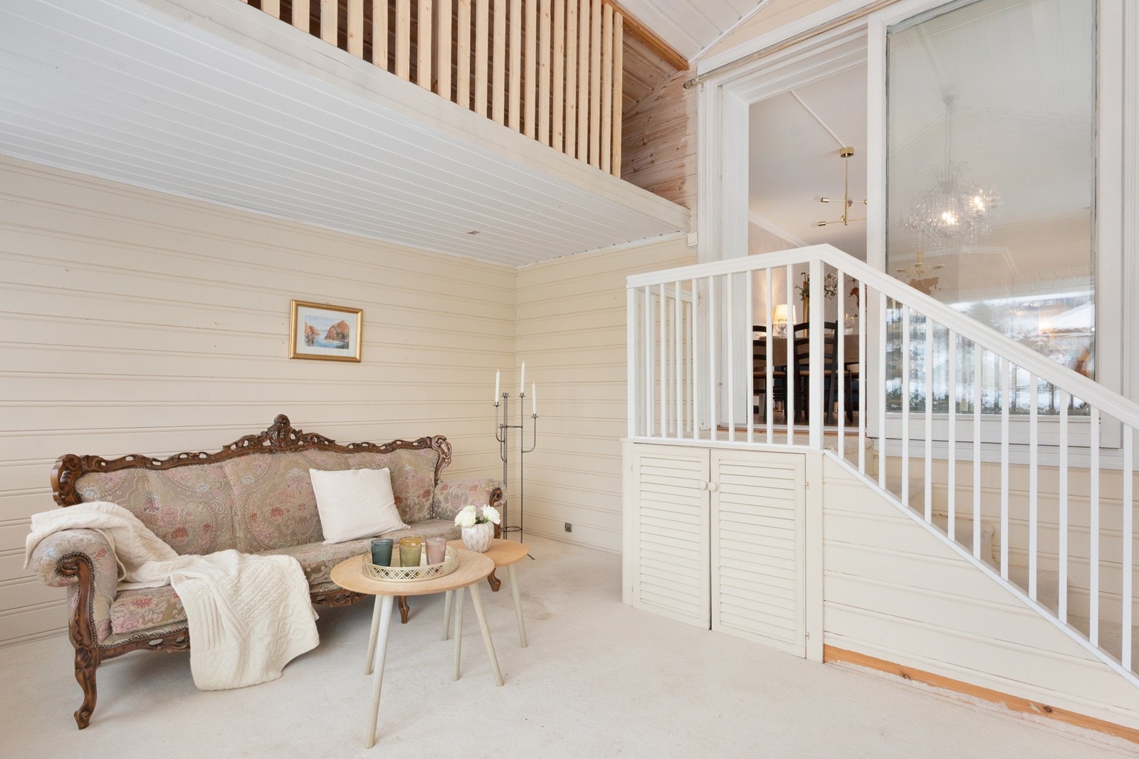 I tilknytning til dagens spiseplass er det adkomst til hagestuen via skyvedør og innvendig trapp. Her er det også en hems. Galleribilde