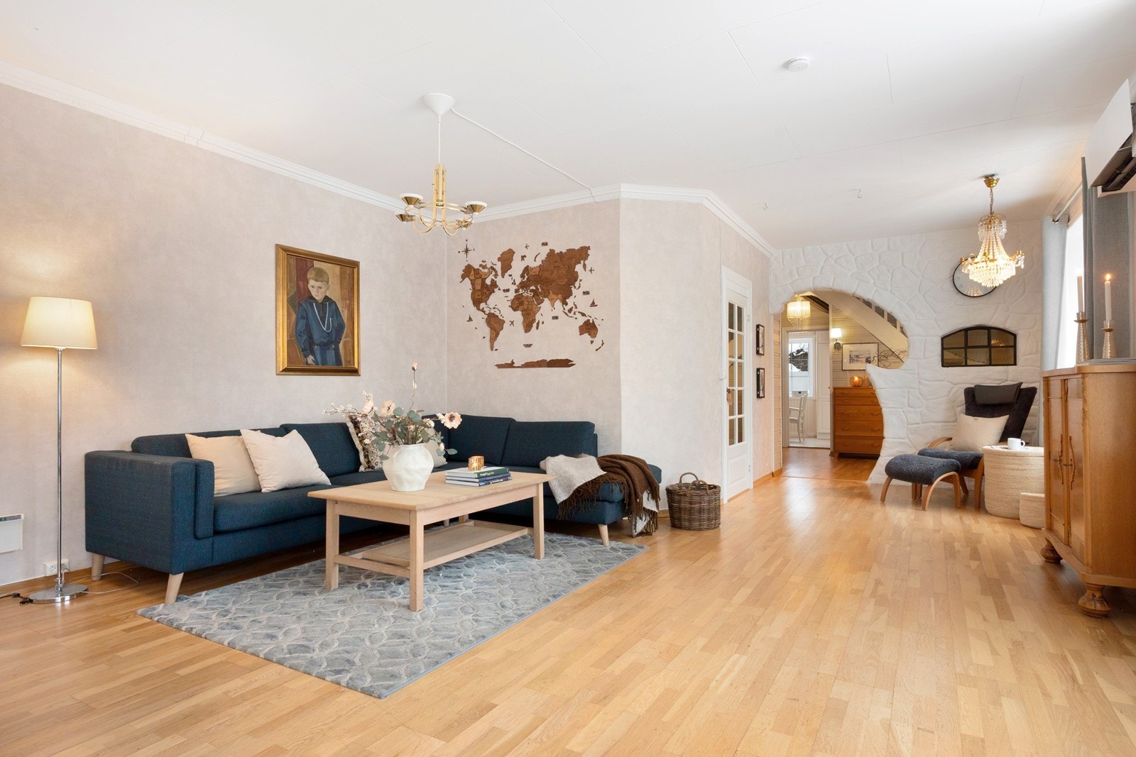 Rommets utforming legger til rette for en naturlig sofaplassering i hjørnet. Galleribilde