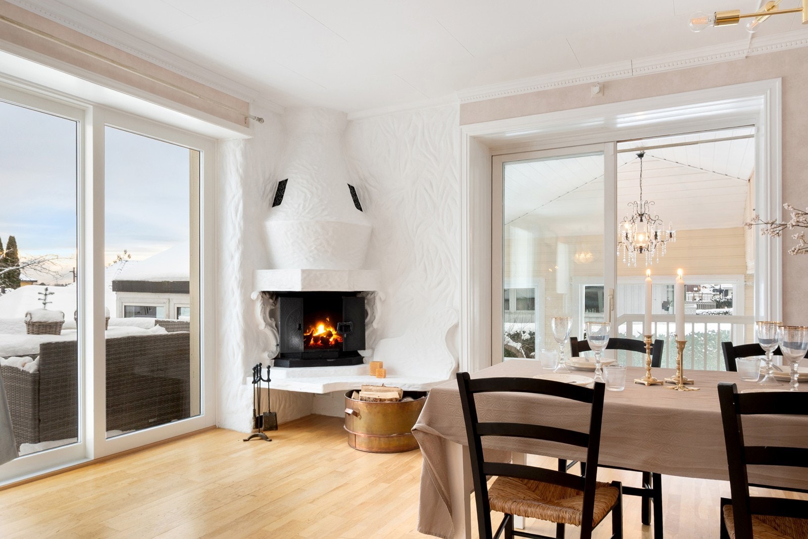 Enkel utgang til terrasse og adkomst til hobbyrom via separate skyvedører. Galleribilde