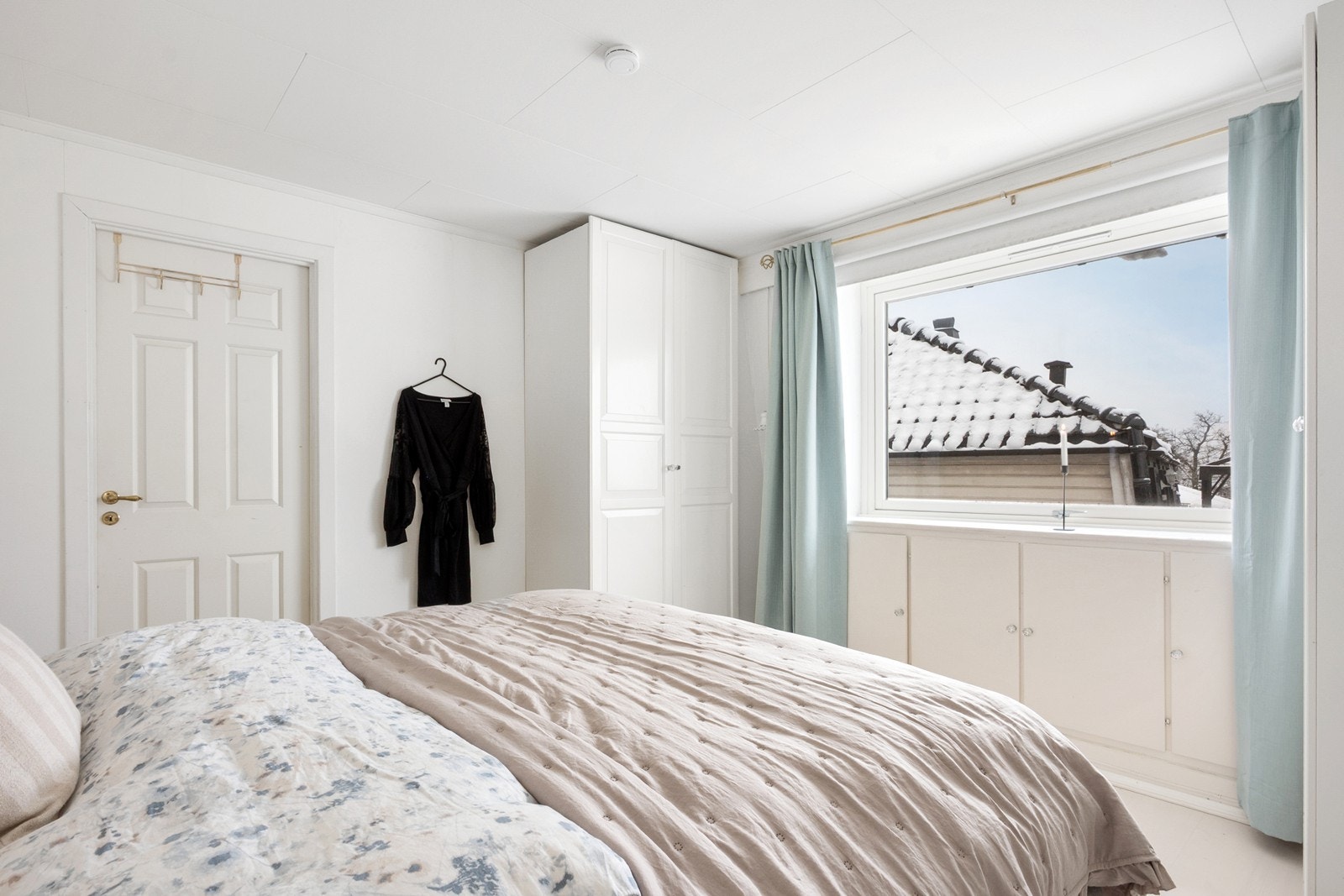 I tillegg til garderobeskap på hver side av rommet. Galleribilde