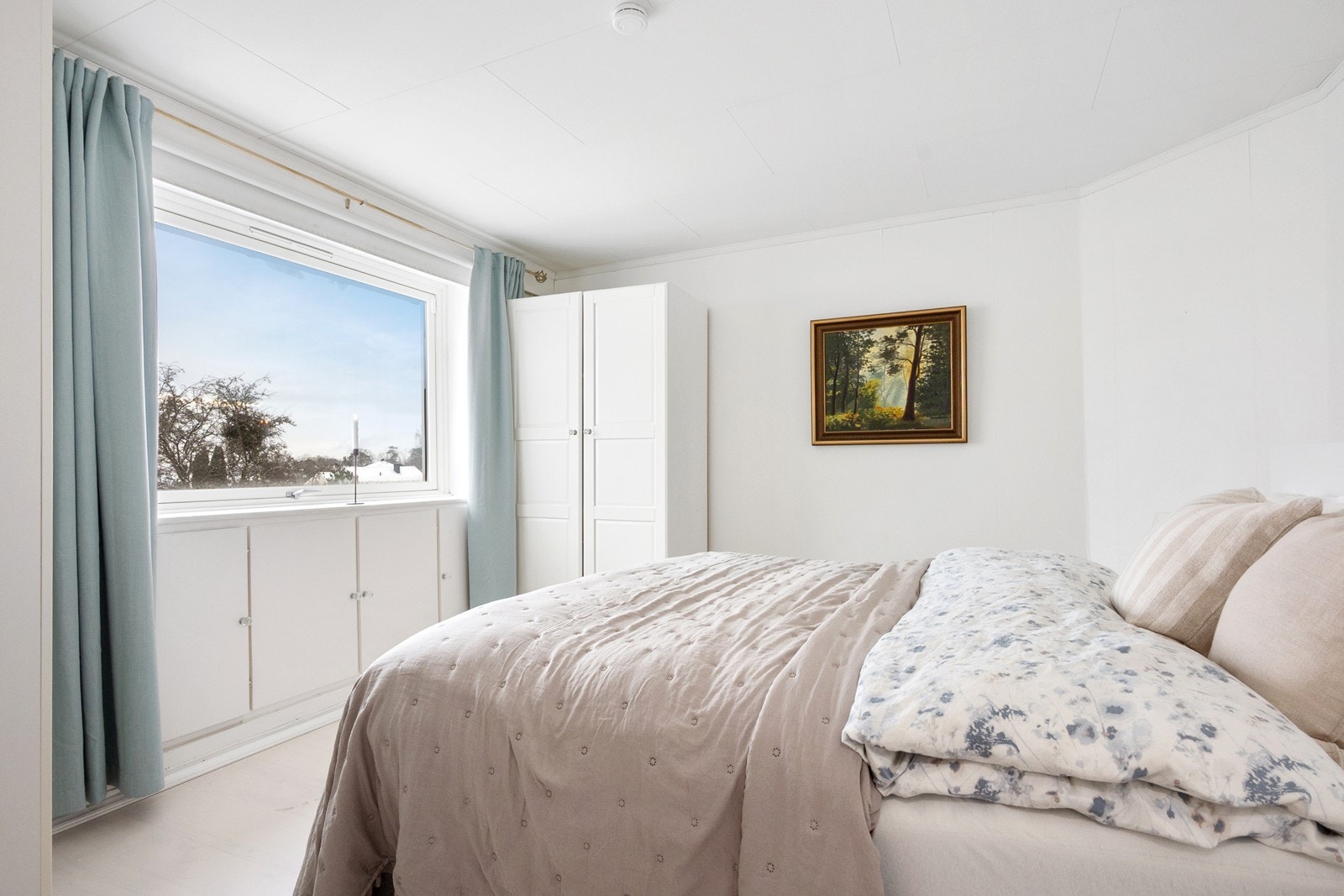 Hovedsoverommet har god plass til dobbeltseng og tilhørende nattbord. Under vinduet er det etablert plassbygde skap som gir praktisk oppbevaring. Galleribilde