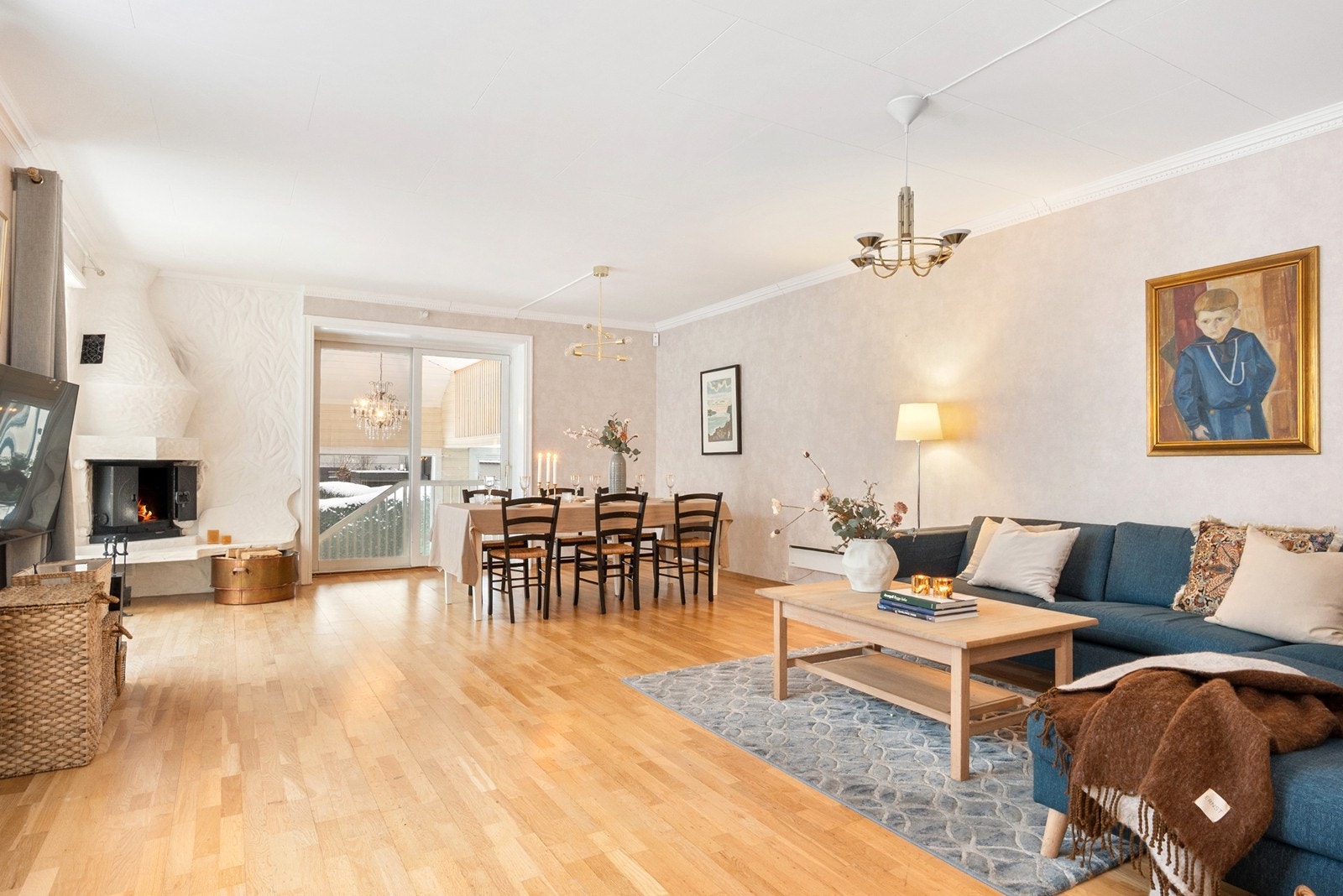 Rommets utforming gir god plass til både et romslig sofahjørne og et stort spisebord. Galleribilde