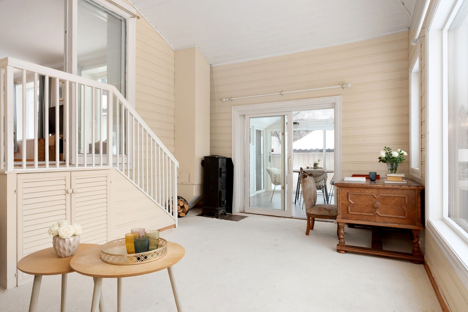 Rommet byr på gode oppbevaringsmuligheter og kan benyttes som spiseplass, hobbyrom, bod eller et fleksibelt bruksrom etter behov. Herfra er det videre tilgang til vinterhagen via skyvedør. Galleribilde