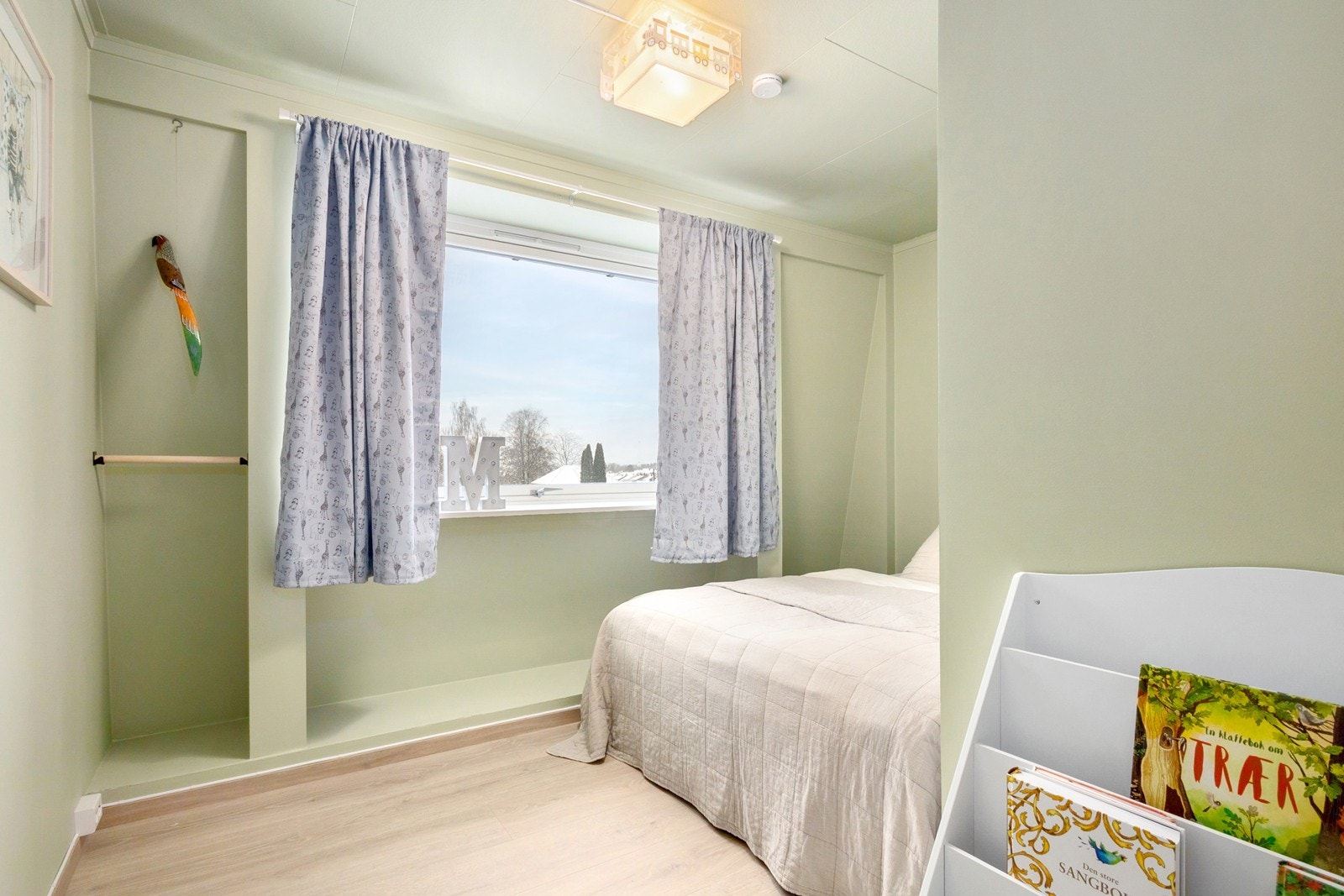 Soverom to er i dag innredet som barnerom og fremstår lyst og trivelig. Galleribilde