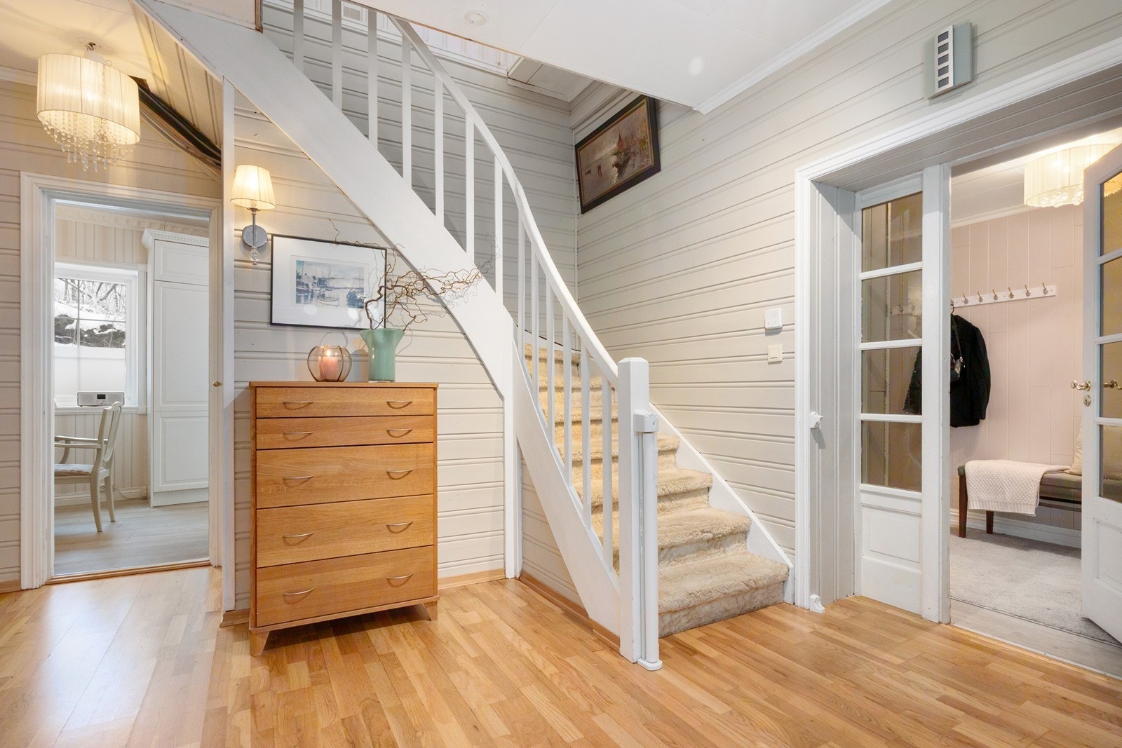 Hallen ha gode muligheter for ytterligere oppbevaringsløsninger, som garderobeskap eller kommode. Hallen fungerer som et naturlig bindeledd mellom boligens oppholdsrom. Galleribilde