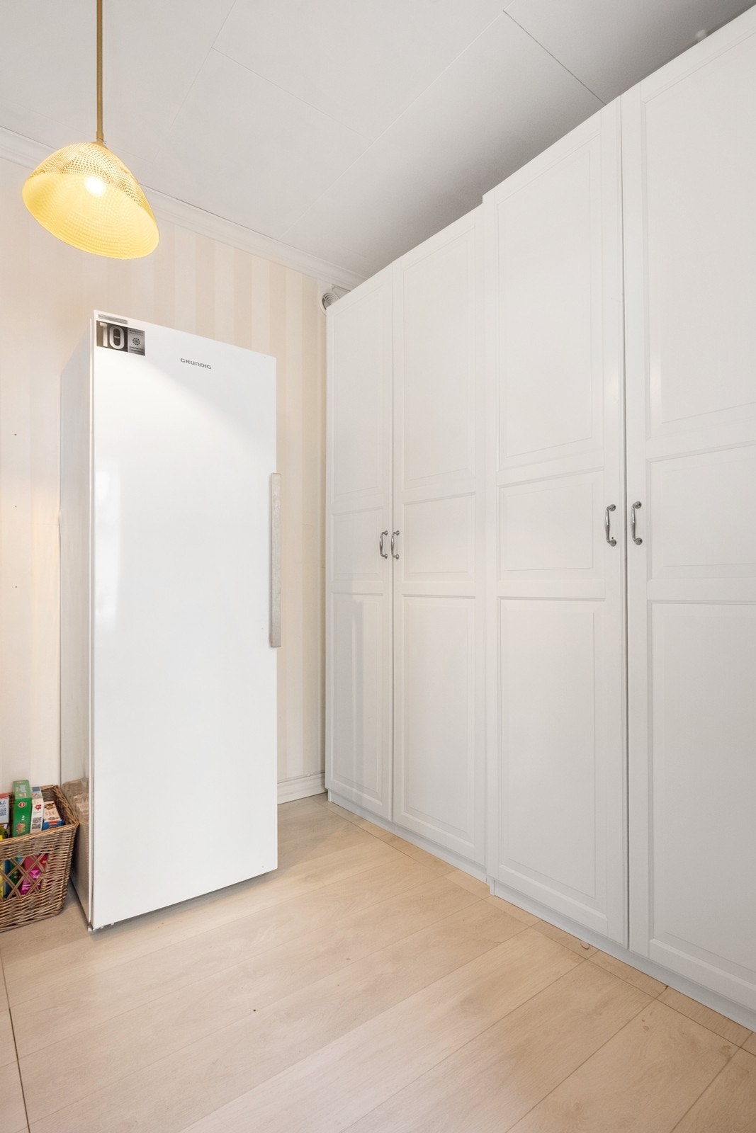 Hobbyrommet har gode oppbevaringsmuligheter i garderobeskap langs veggen. Galleribilde