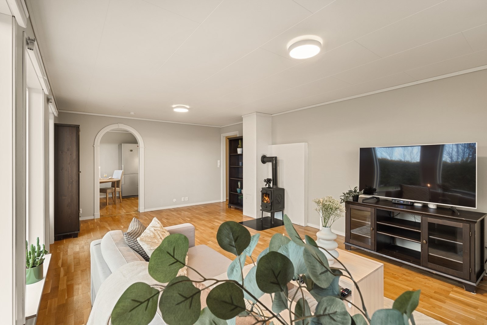 - Den buede døråpningen gir rommet karakter og skaper en myk og elegant overgang mot kjøkkenet - Galleribilde