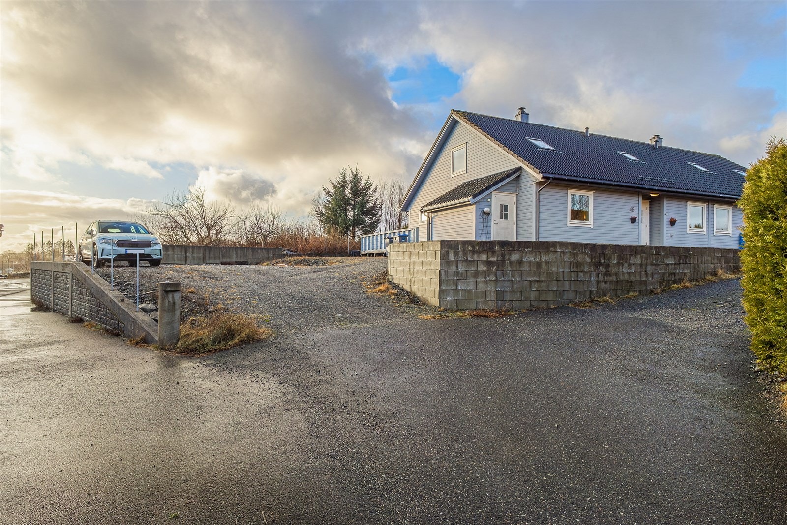 - Gode parkeringsmuligheter på eiendommen. Merk også elbil-lader montert på vegg - Galleribilde