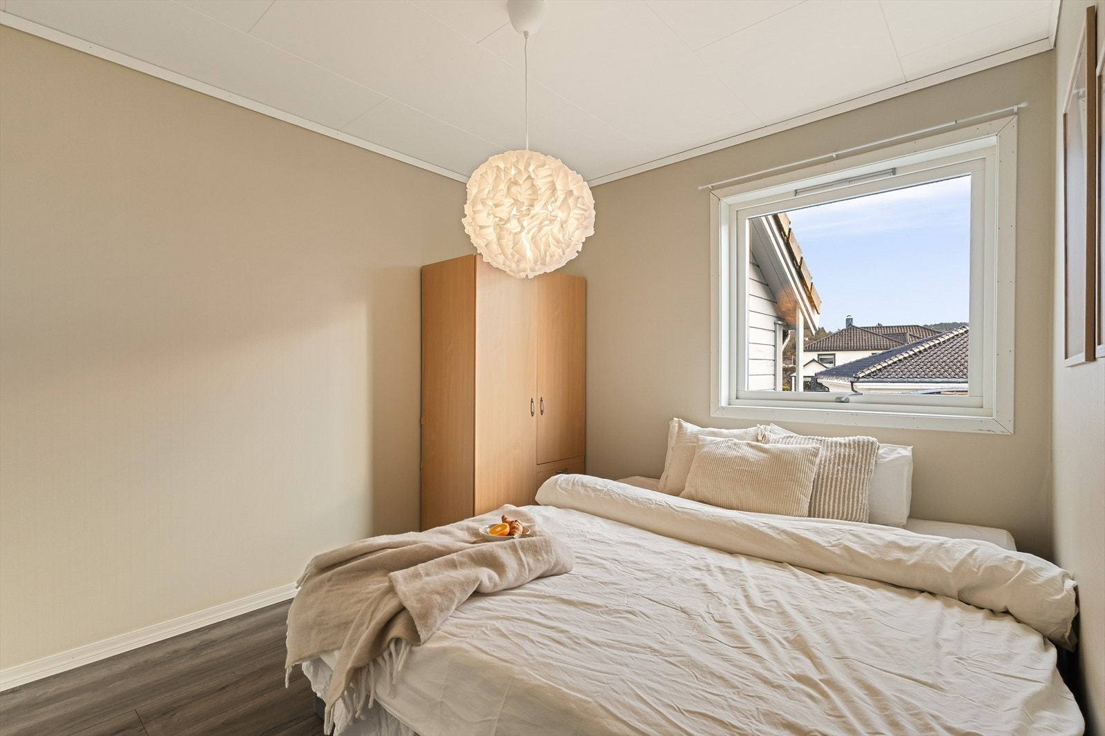 - Boligens andre soverom er moderne, med beige malte vegger i tråd med dagens trender - Galleribilde