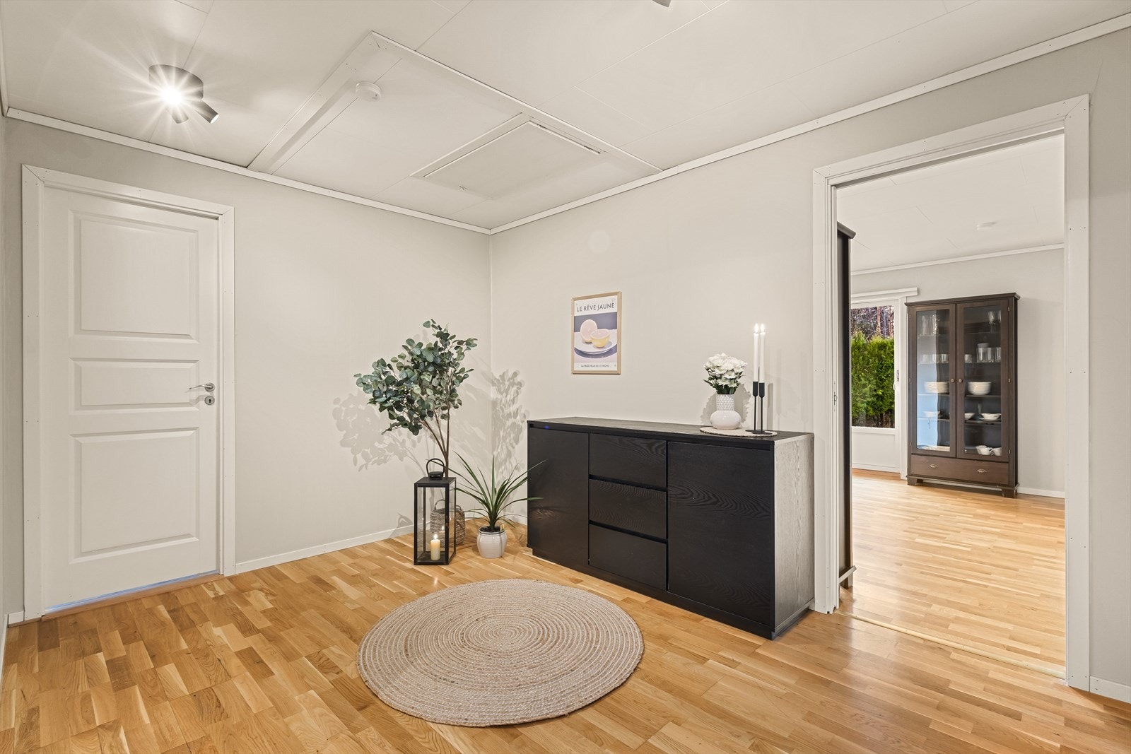 - Innbydende entré med god romfølelse og rikelig plass til ønsket møblement - Galleribilde