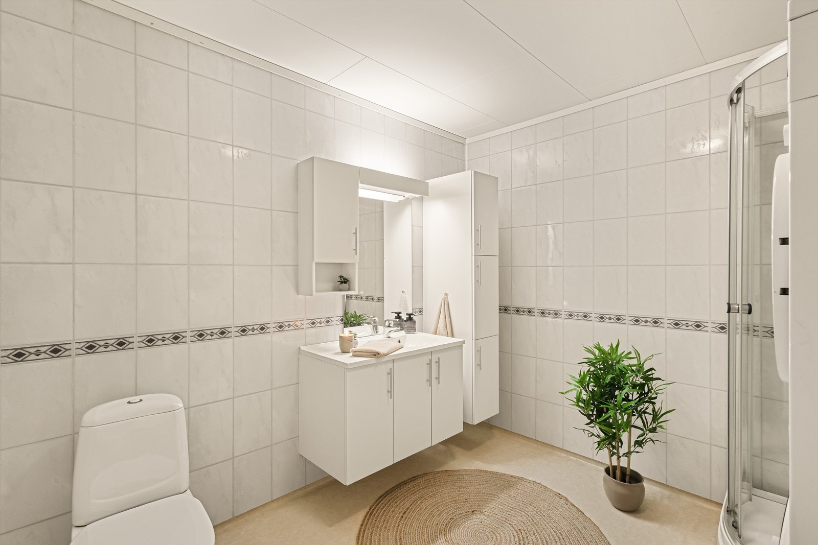 - Romslig bad på 7,7m² - Galleribilde