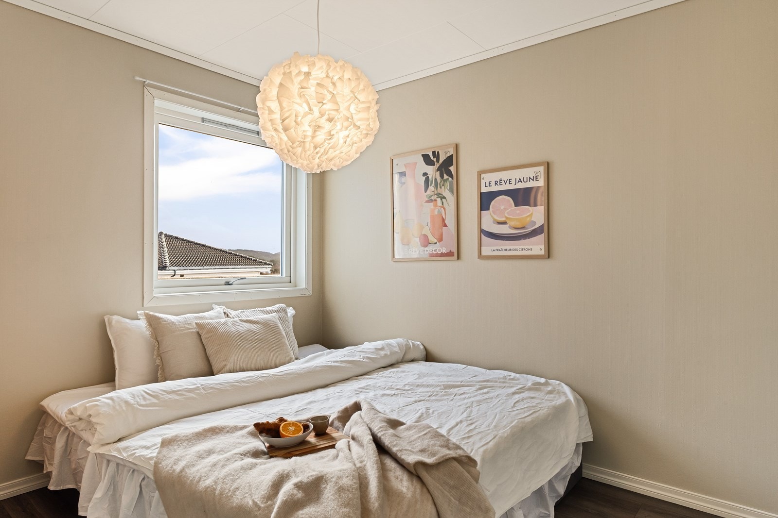 - Her er det god plass til nok en dobbeltseng, og rommet kan enkelt innredes etter eget ønske for å skape en lun atmosfære - Galleribilde