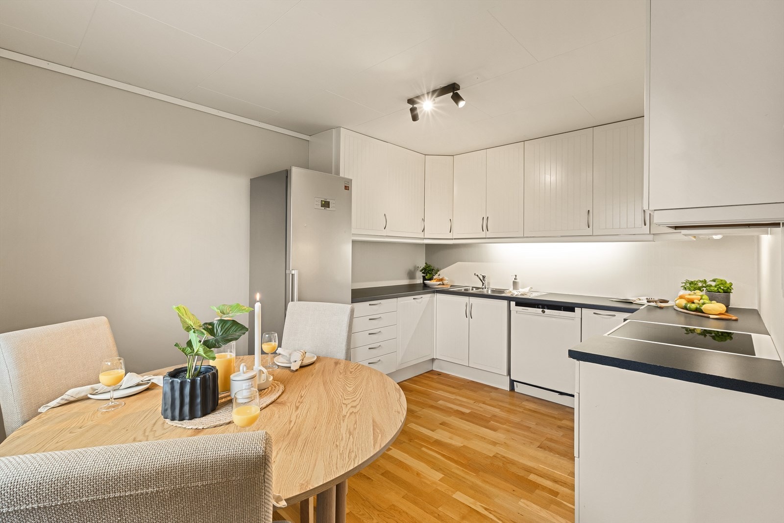 - Her blir du møtt av et klassisk kjøkken med hvite, profilerte fronter - Galleribilde