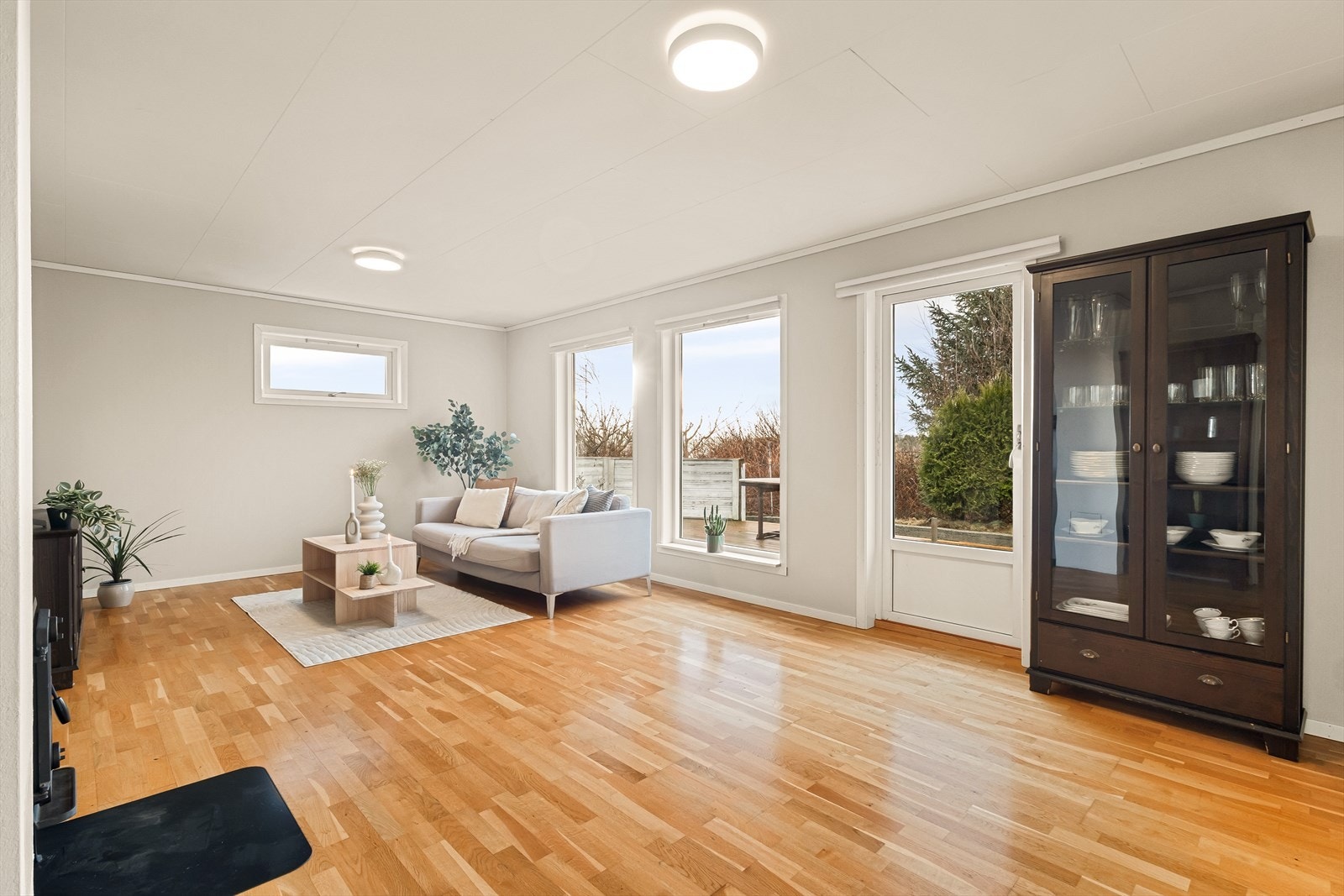 - Stuen er lys og luftig med store vinduer som åpner rommet og sørger for godt med naturlig lysinnslipp - Galleribilde