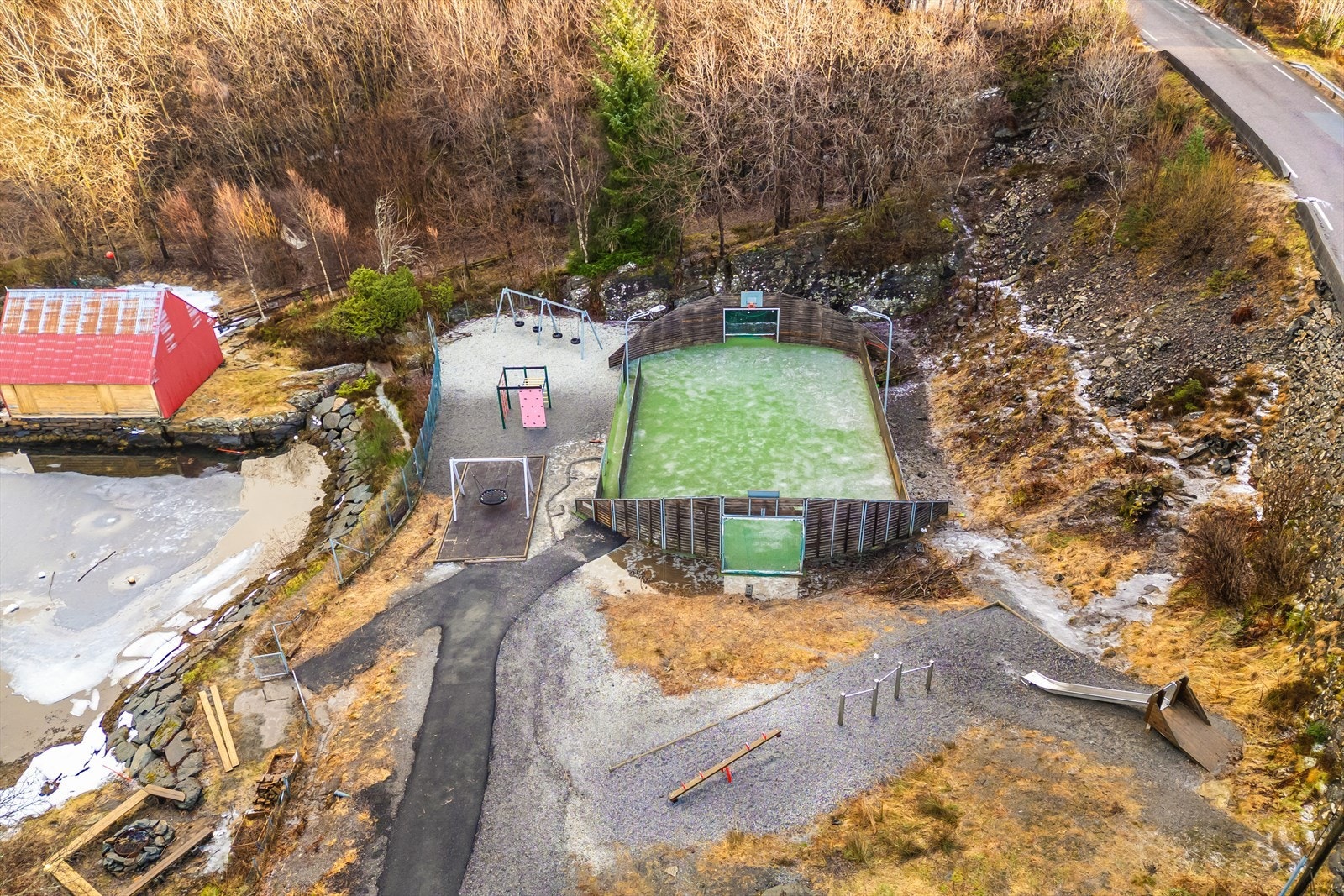 - Barnevennlig område hvor barna enkelt kan gå til skolen på ca. 3 minutter - Galleribilde