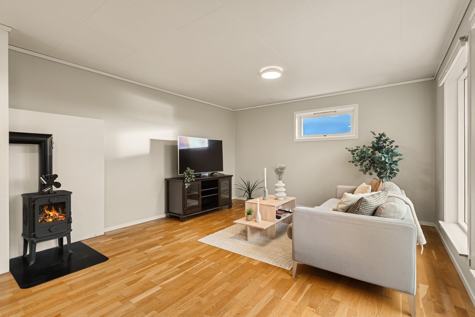 - En enkel stue å møblere. Romslig, delikat og med store veggflater - Galleribilde