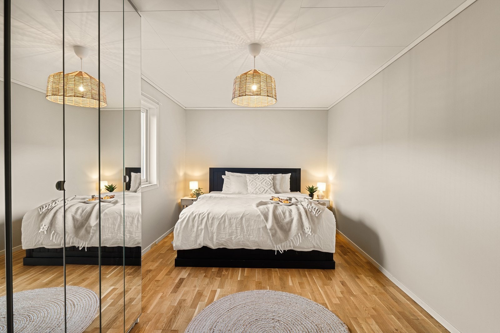 -Boligens hovedsoverom på 15,4 m² fremstår som romslig og innbydende, med god plass til dobbeltseng og ønsket innredning - Galleribilde