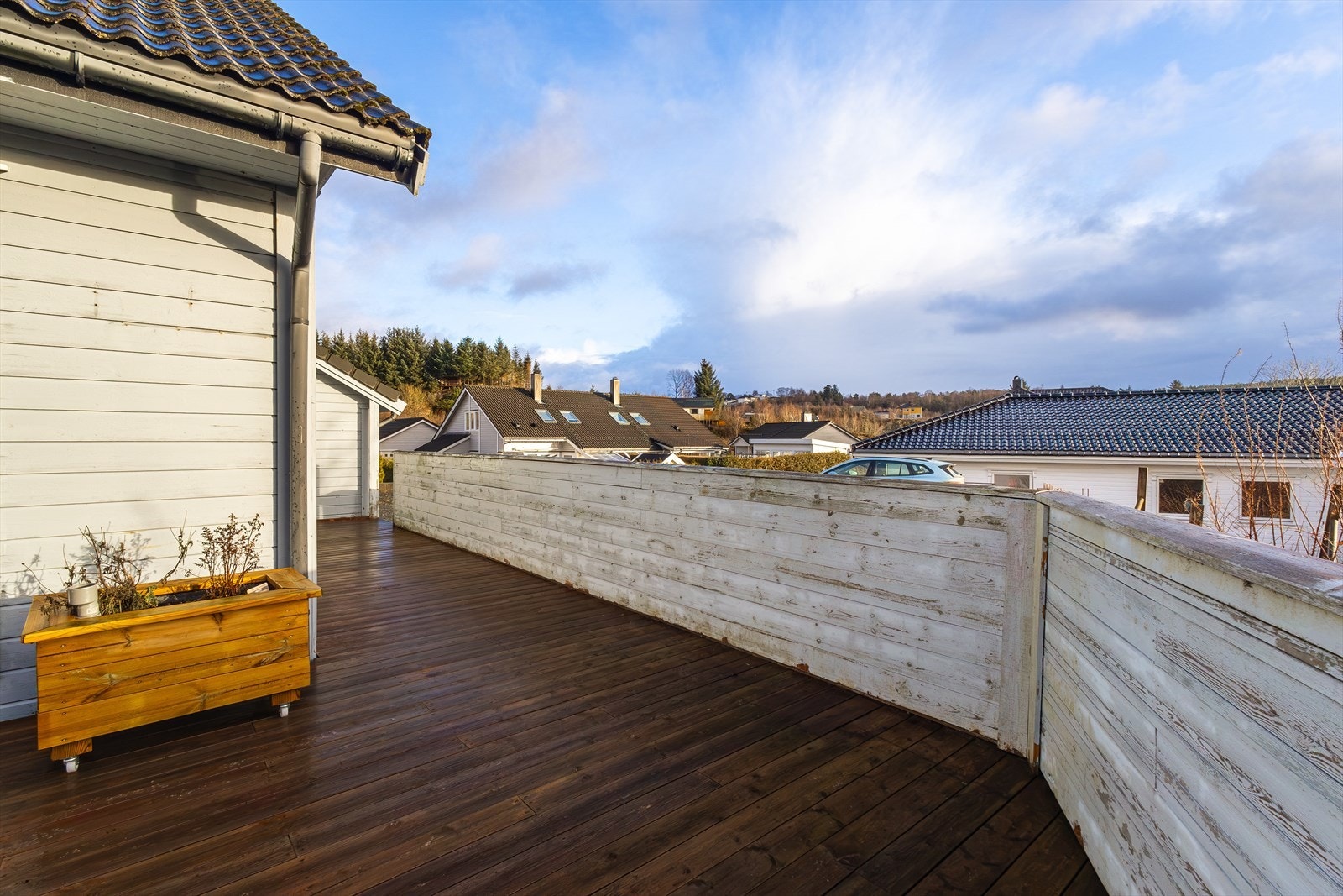 - Med terrasseareal rundt to av boligens sider kan du enkelt forflytte deg etter solen - Galleribilde