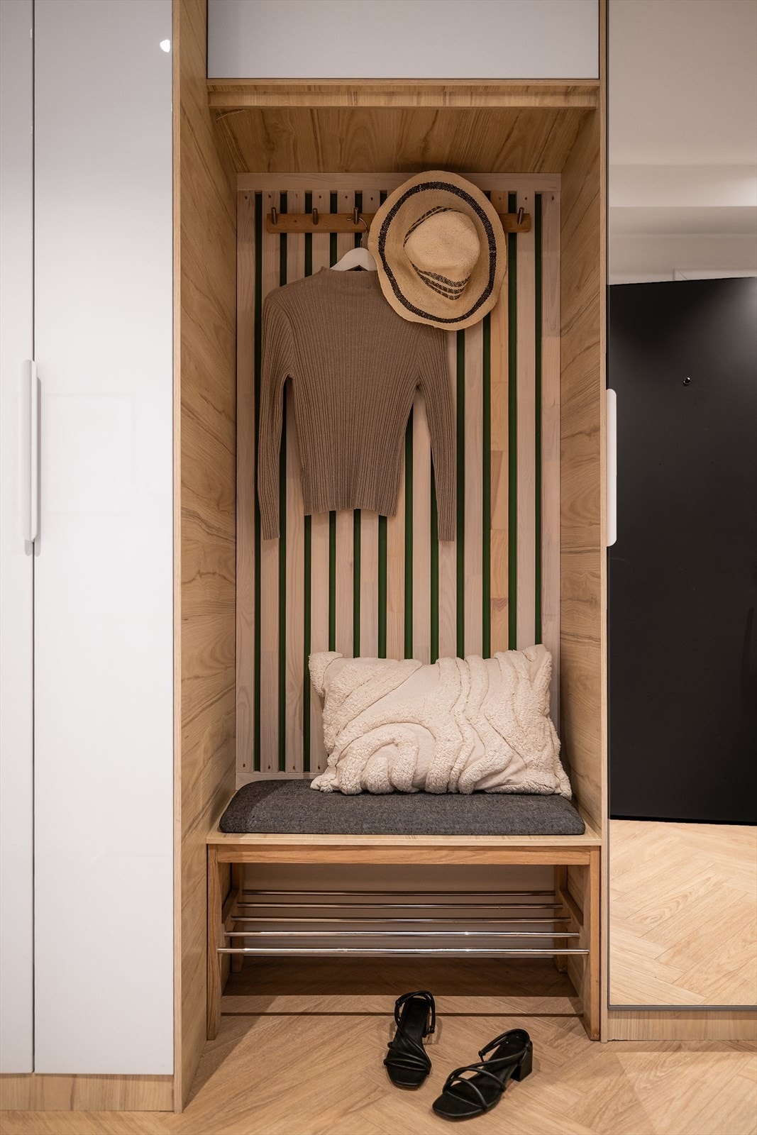 - Lekkert inngangsparti med god garderobeplass. Spiler og fiskebein er gjennomgående. - Galleribilde