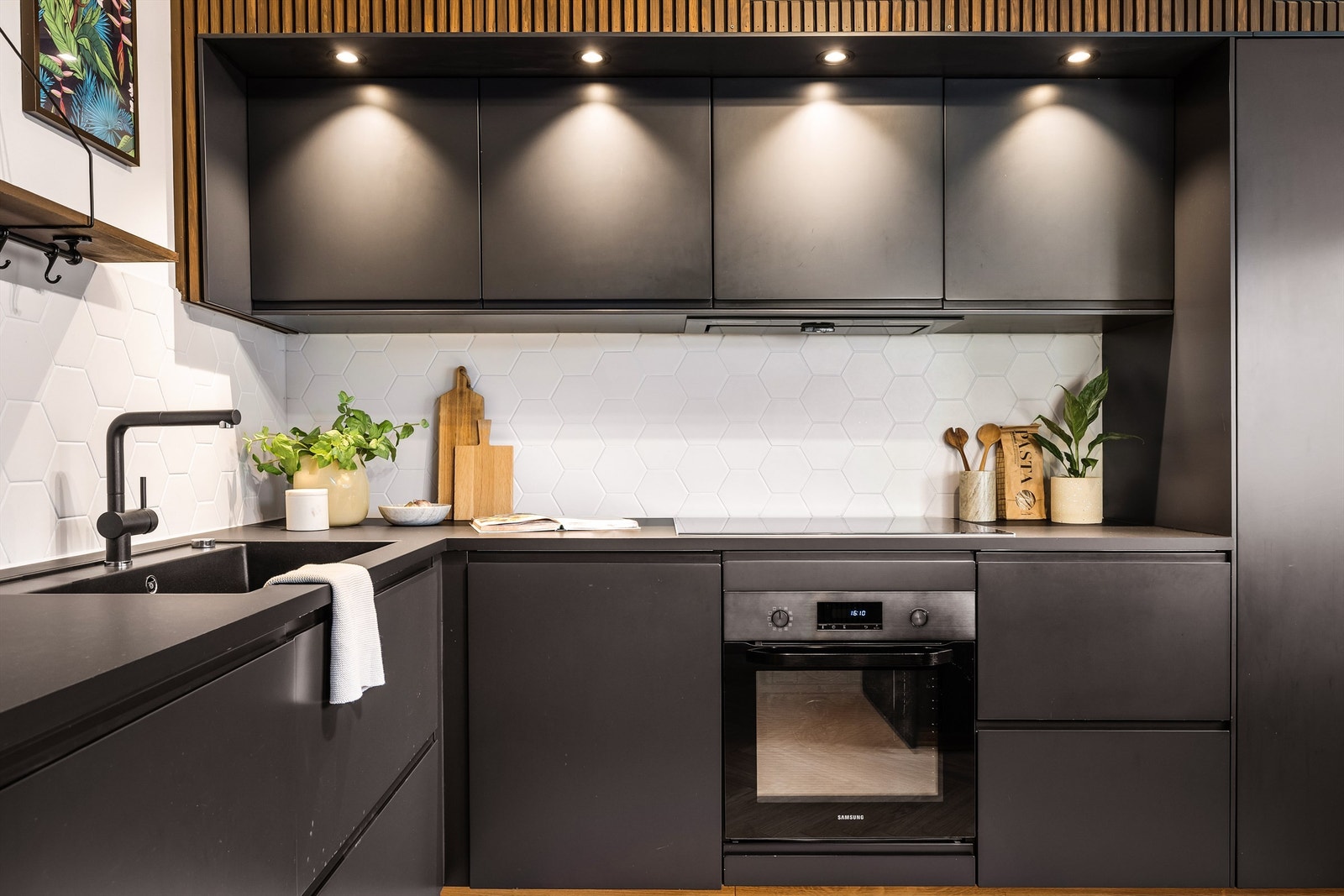 - Av integrerte hvitevarer har man stor platetopp, stekeovn, vinskap, oppvaskmaskin, stort kjøleskap og stort fryseskap - Galleribilde