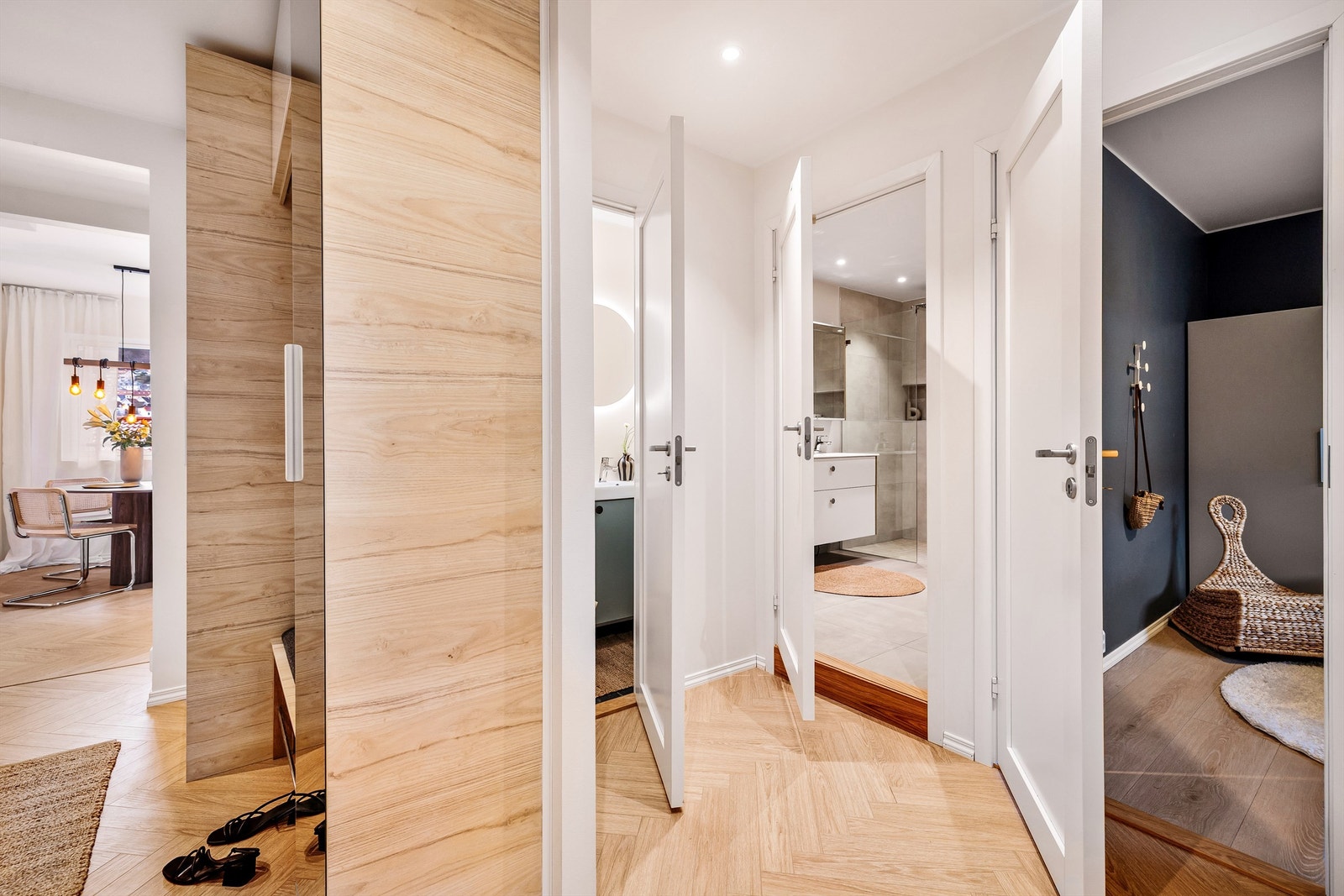 - Gangen leder til alle rom. Praktisk med gjeste-wc ved siden av badet. - Galleribilde