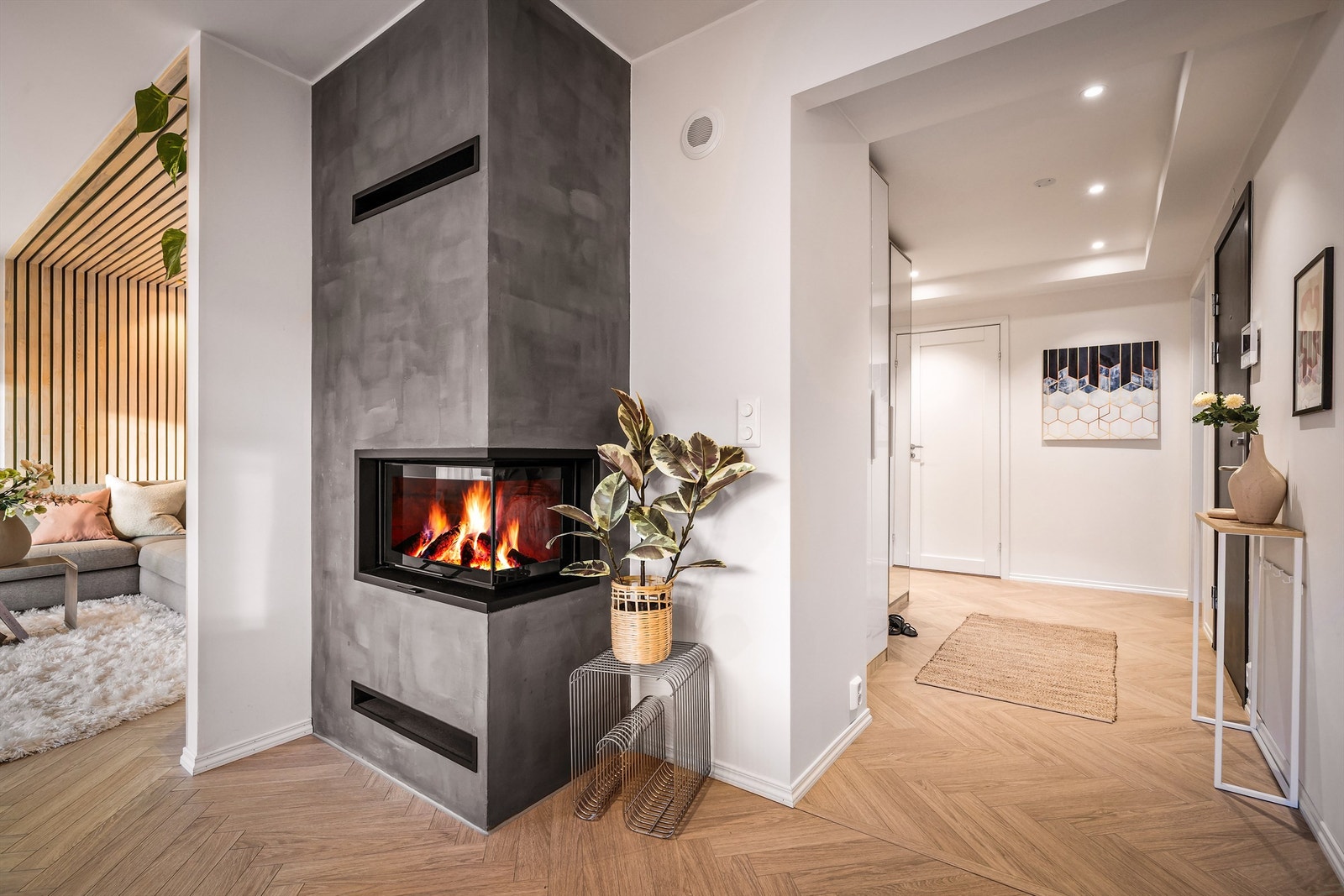 - Reintbrennende ildsted gir en lun og fin varme samtidig som det er et lekkert møbel. I kombinasjon med balansert ventilasjon sikrer det perfekt inneklima i leiligheten. - Galleribilde