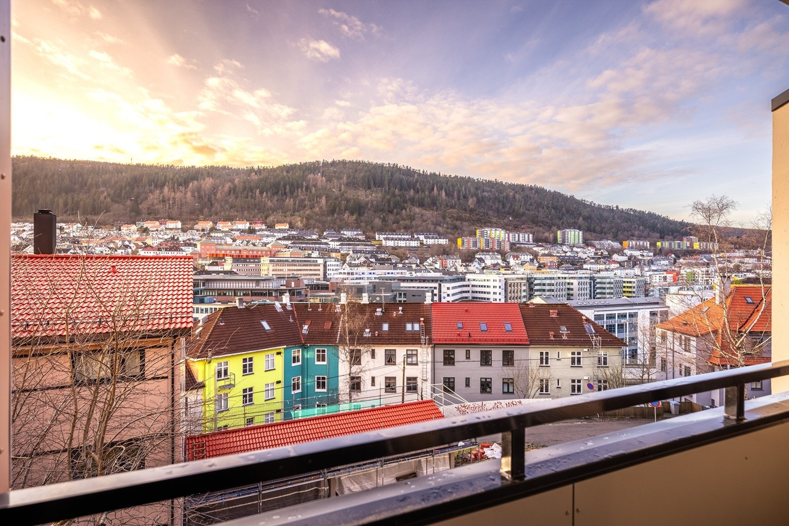 - Det er gangavstand til Danmarksplass med gode restauranter/caféer, Store Lungegårdsvann med badebrygge og hvor det kommer ny bystrand, samt Damsgårdssundet og Bergen sentrum - Galleribilde