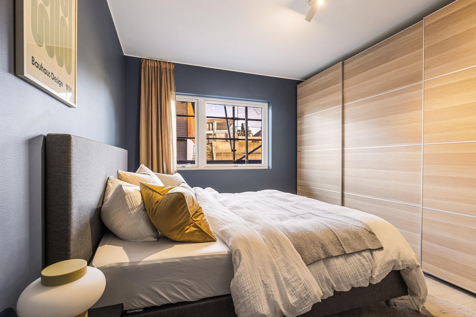 - Det er tre gode soverom i leiligheten. Stor skyvedørsgarderobe på hovedsoverom. - Galleribilde