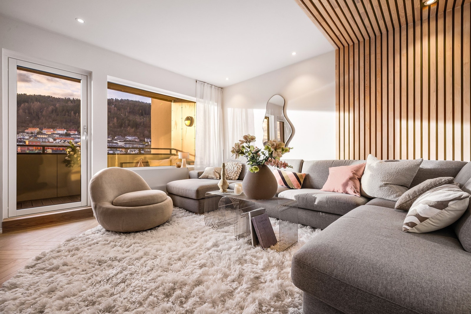 - Leilighetens plassering i bygget gjør at det er nydelig utsikt da man ikke ser rett inn i byggene i front, slik mange andre leiligheter i borettslaget gjør. - Galleribilde