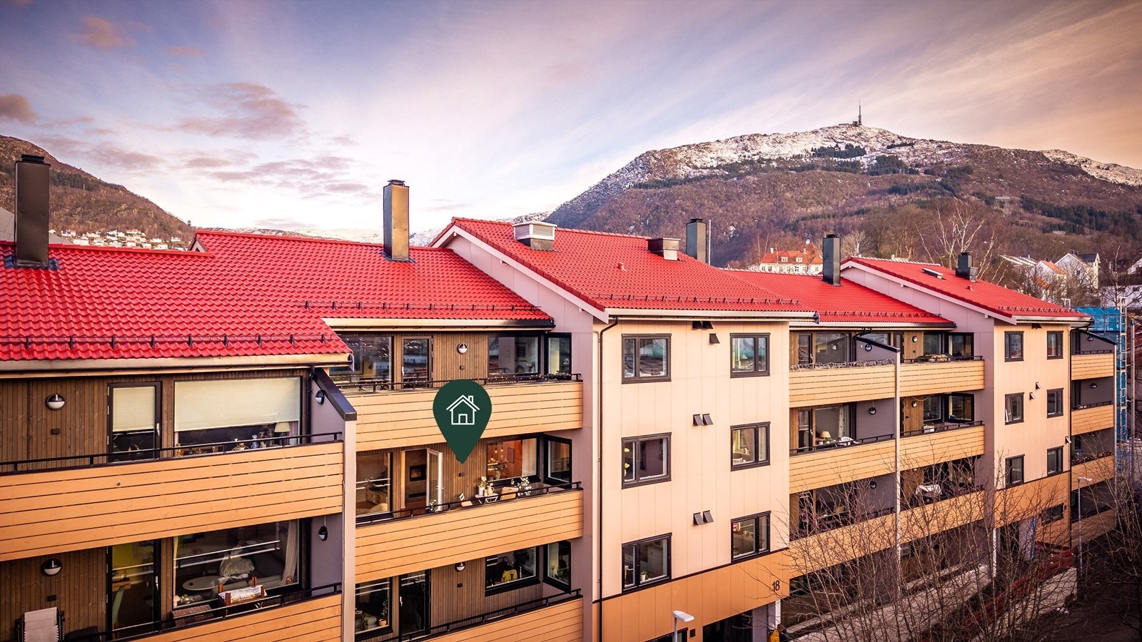 - Renovasjon av tak, fasade inkl. etterisolering og vinduer og inngangsparti i regi av borettslaget er nylig ferdig. - Galleribilde