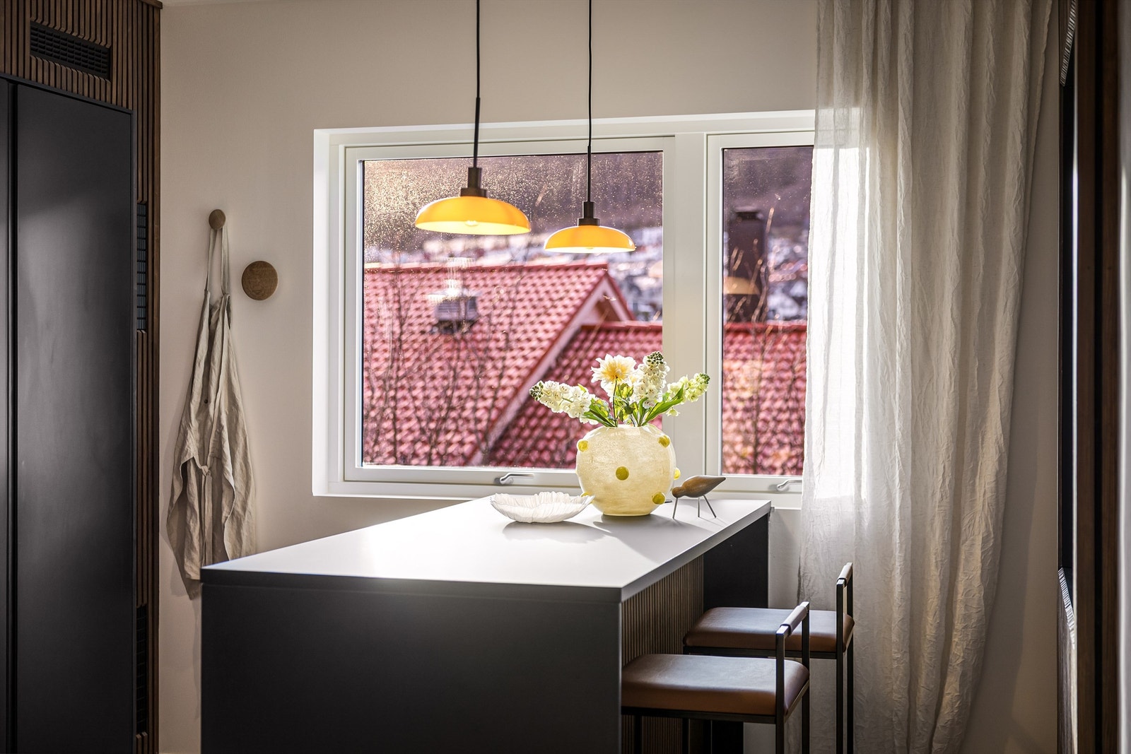 - Herlig med spiseplass og store vinduer på kjøkkenet. - Galleribilde