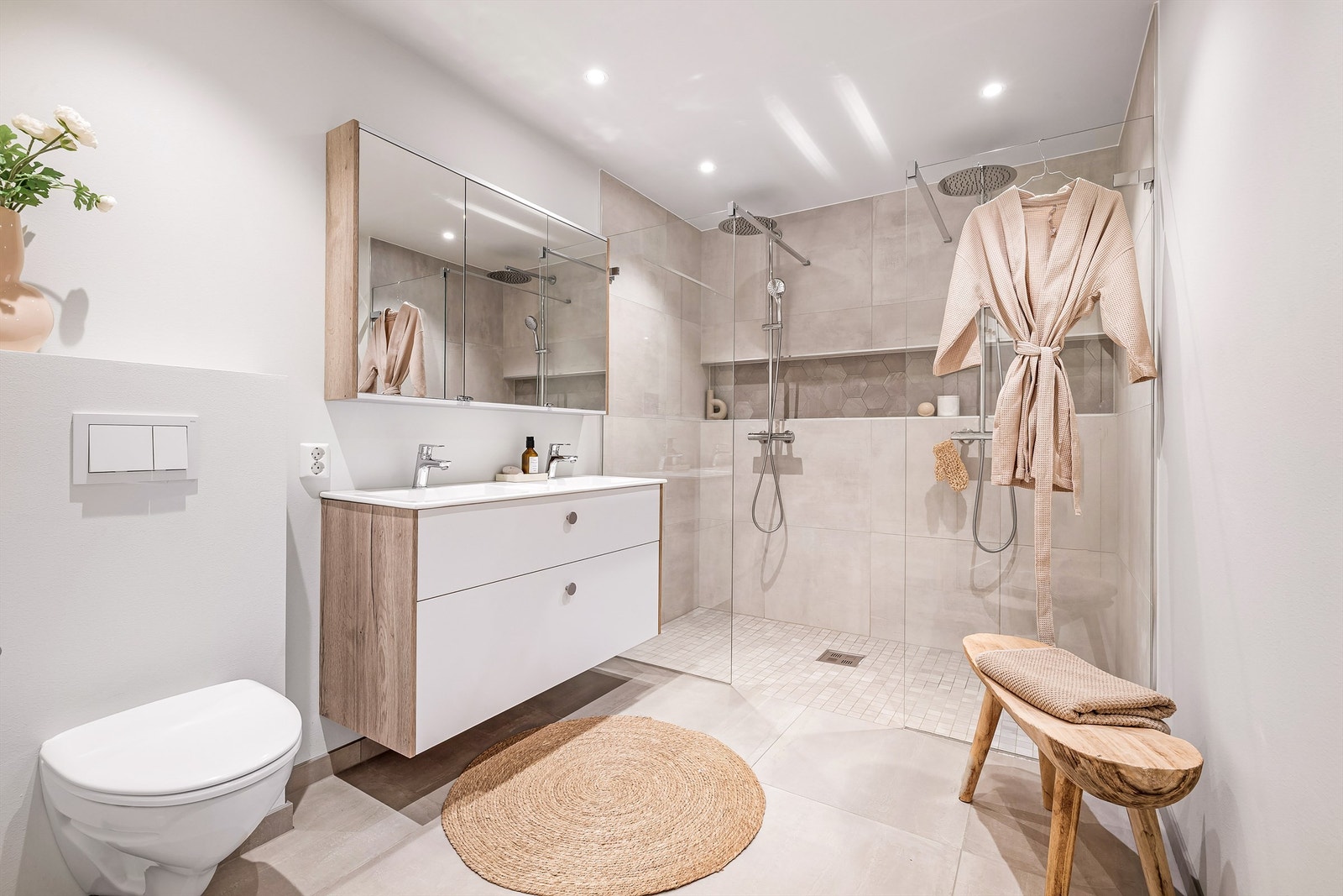 - Lyst og lekkert bad med vegghengt wc, store fliser på gulvet og dobbel servant og dusj sone - Galleribilde