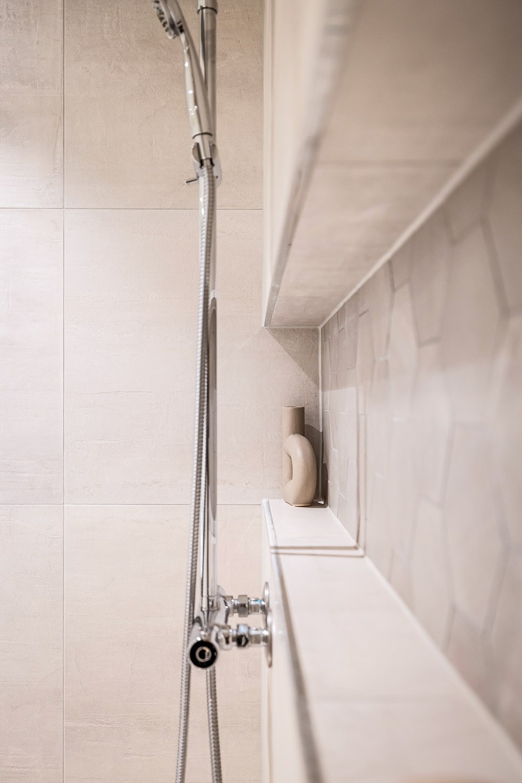 - Fliselagt hylle-nisje i dusjsone - Galleribilde