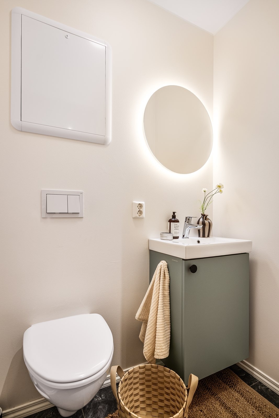 - Wc-rom med vegghengt wc - Galleribilde