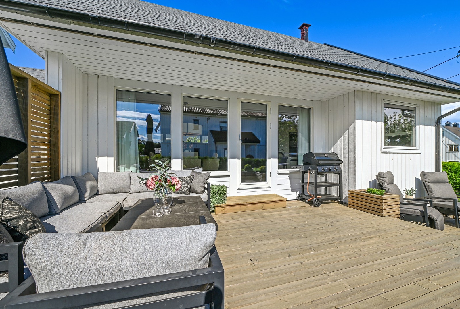 ra stuen er det utgang til terrasse på 31 m² hvor man kan nyte lange sommerkvelder. Galleribilde