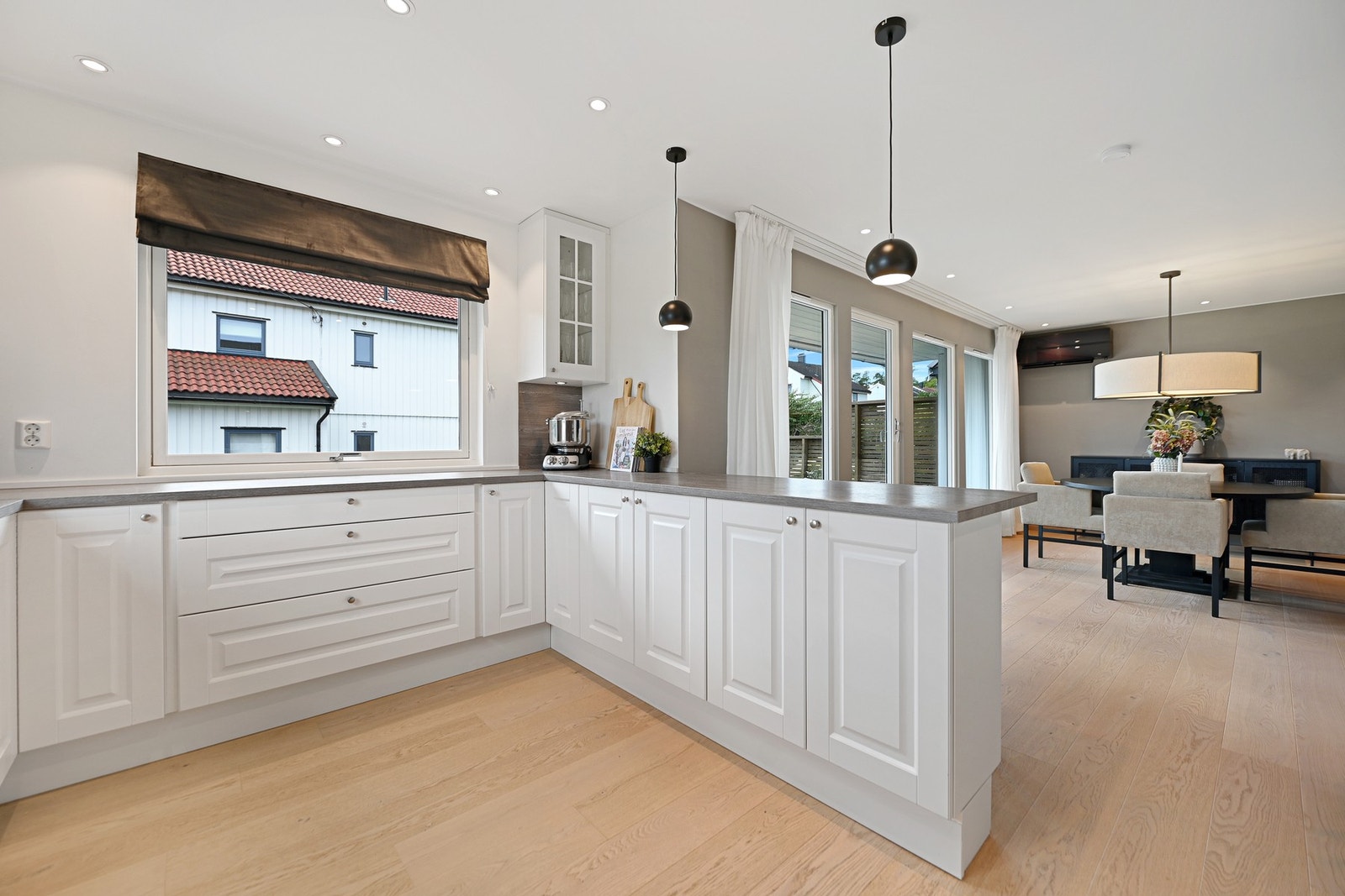 Kjøkkeninnredningen er med profilerte fronter og laminat benkeplate. Integrert komfyr, induksjonstopp, mikrobølgeovn, oppvaskmaskin og kjøl/fryseskap. Det er ny vask og armatur fra 2021. Galleribilde