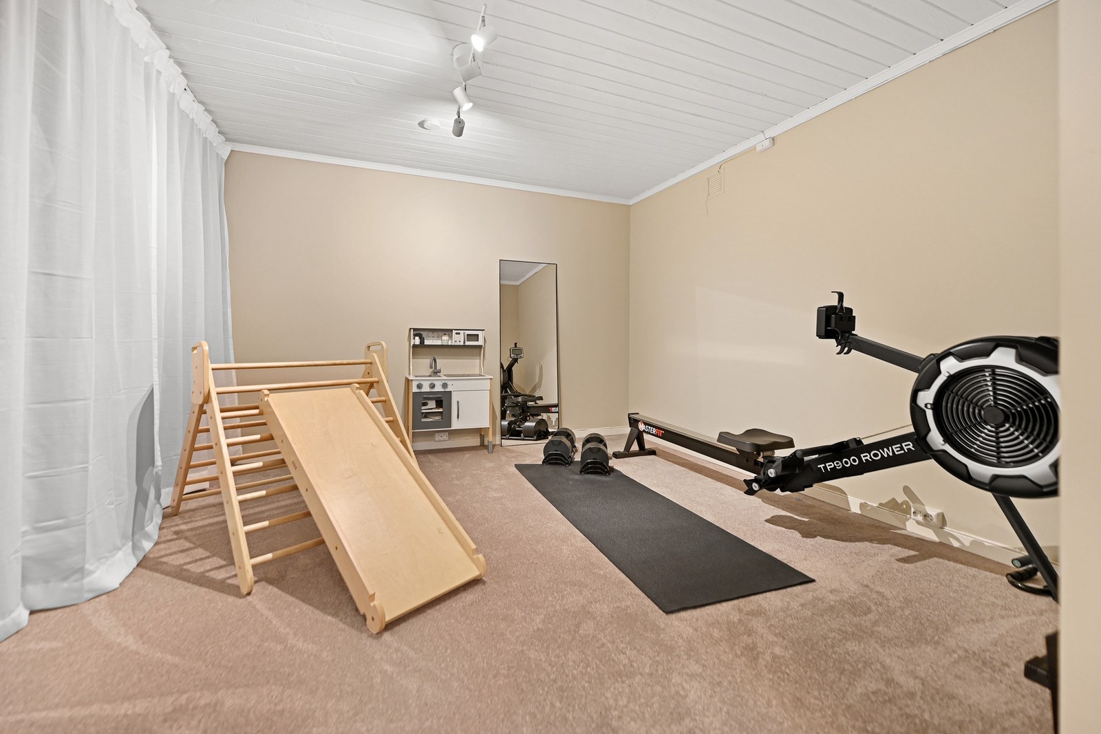 Tilliggende trimrom til kjellerstuen. Rommet ble opprinnelig bygget som hobbyrom og er senere innredet, men er ikke bruksendret til hoveddel og dermed ikke godkjent for varig opphold. Galleribilde