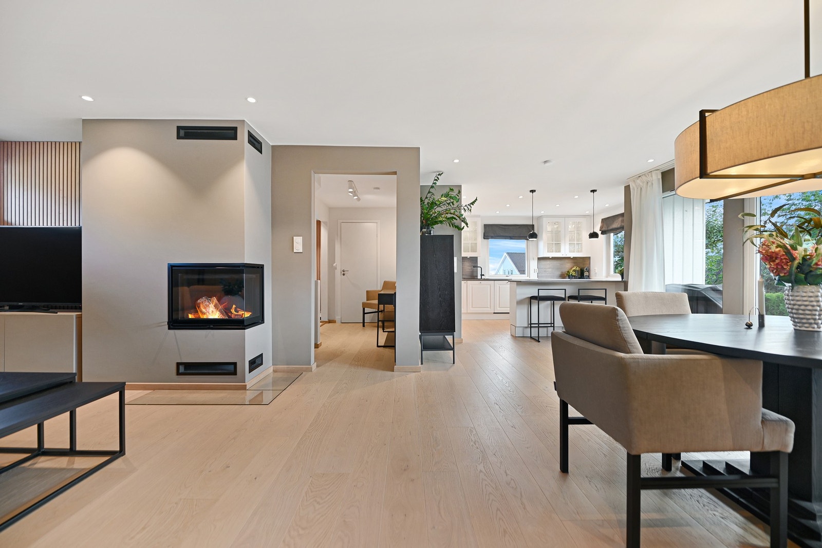 Sentralt i rommet er det en flott peisinnsats fra 2021 som varmer godt, og gir mye kos og hygge på mørke høst- og vinterkvelder. Det er i tillegg varmepumpe i stuen fra 2021. Galleribilde