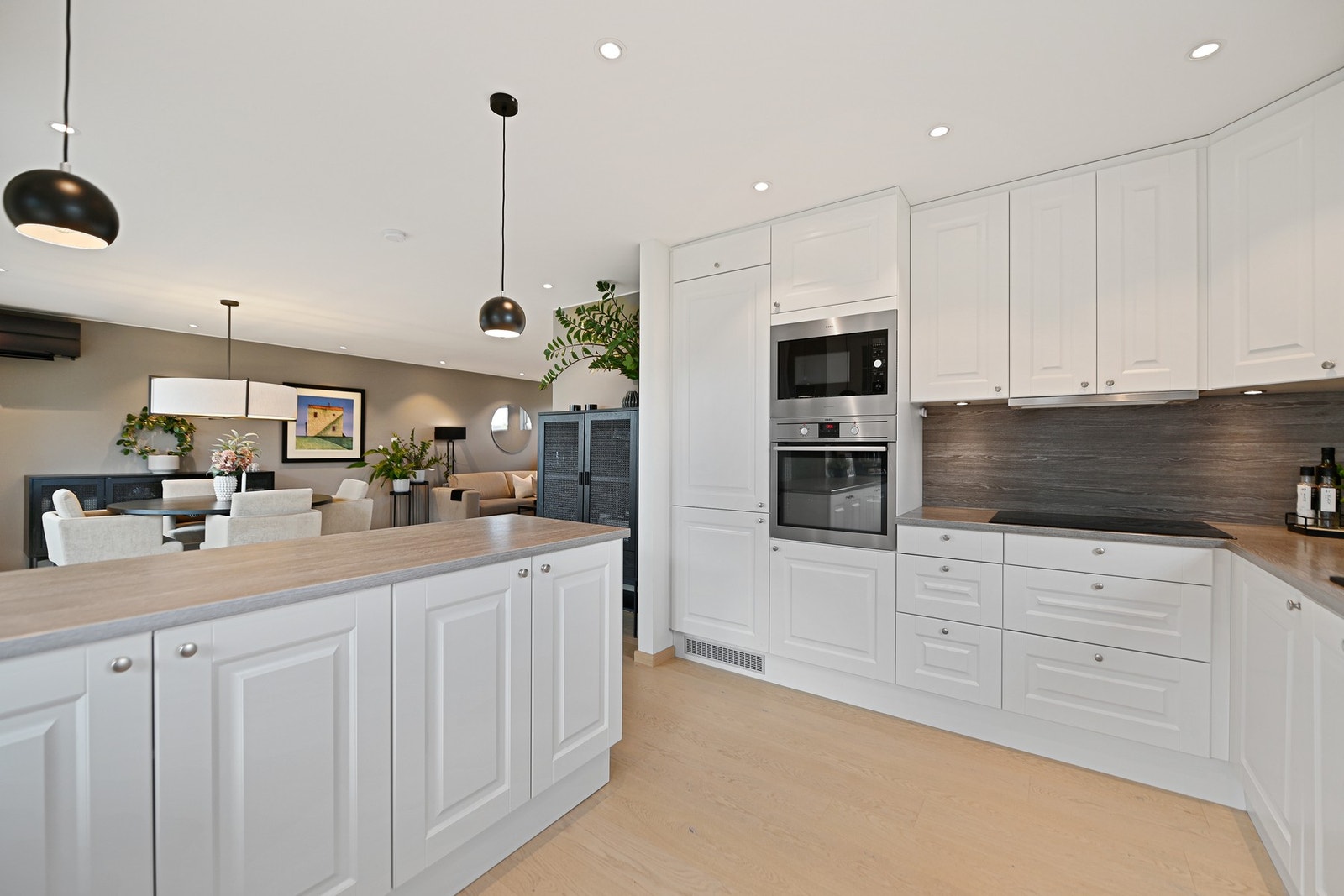 Her har du et arbeidsvennlig kjøkken med overskap, gode løsninger og fin plassutnyttelse for deg som er glad i å lage mat. Galleribilde