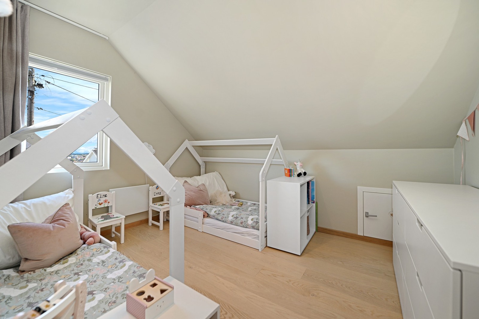 Alle soverommene ligger i 2. etasje og er med god størrelse. Galleribilde