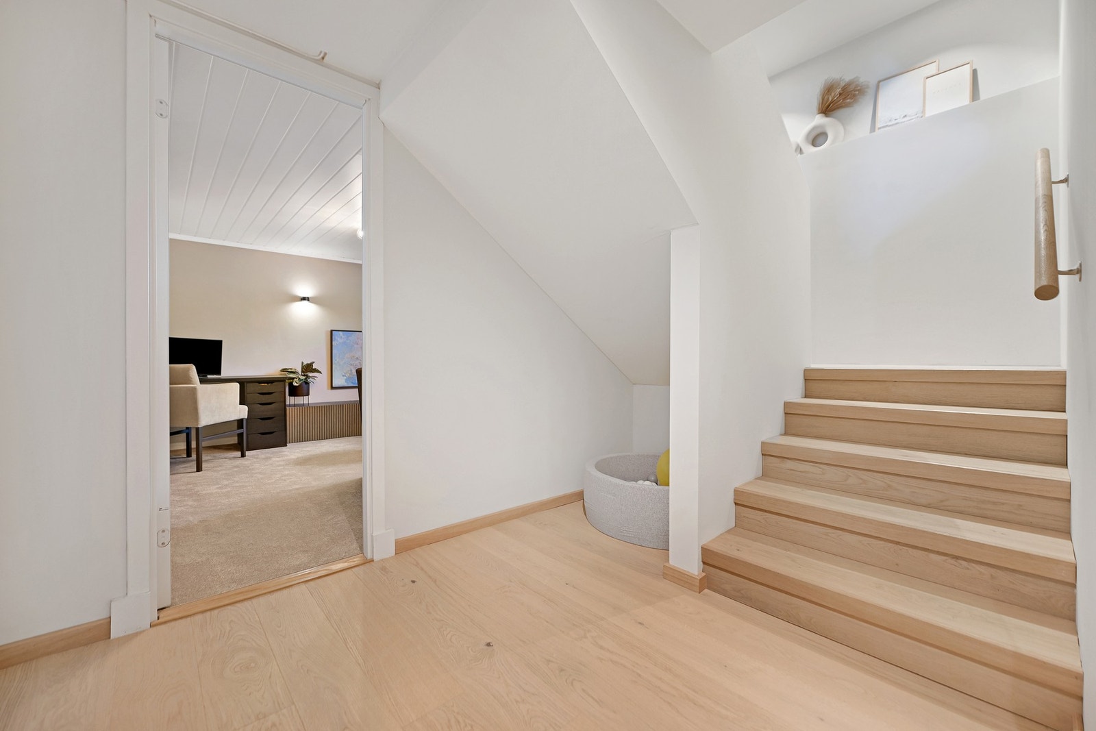 Kjelleren har både innvendig og utvendig adkomst. Galleribilde