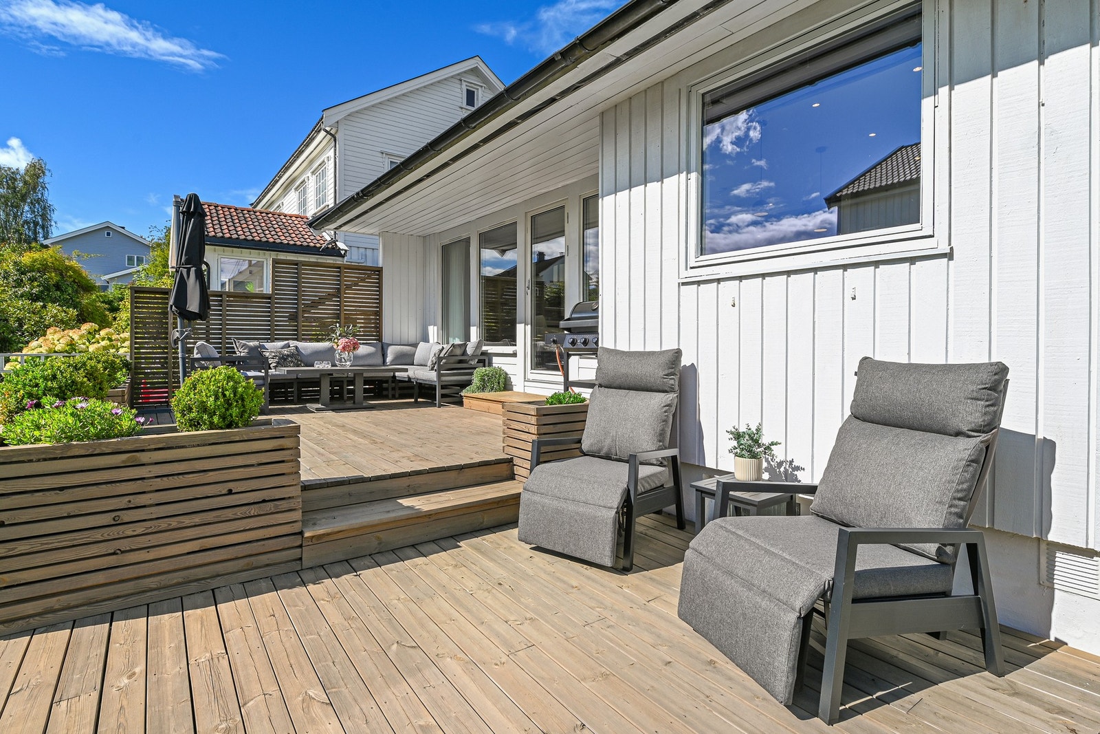 Det er god plass til både utemøbler, grill og sommerblomster. Galleribilde