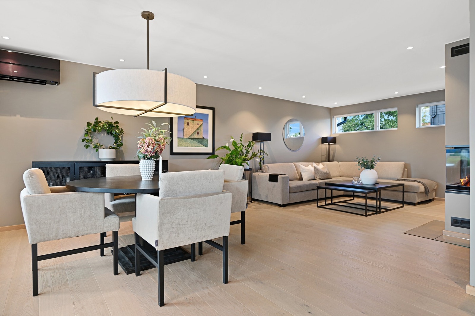 Stuen er delt opp i to praktiske deler, med en spisestue og en tv-stue. Galleribilde