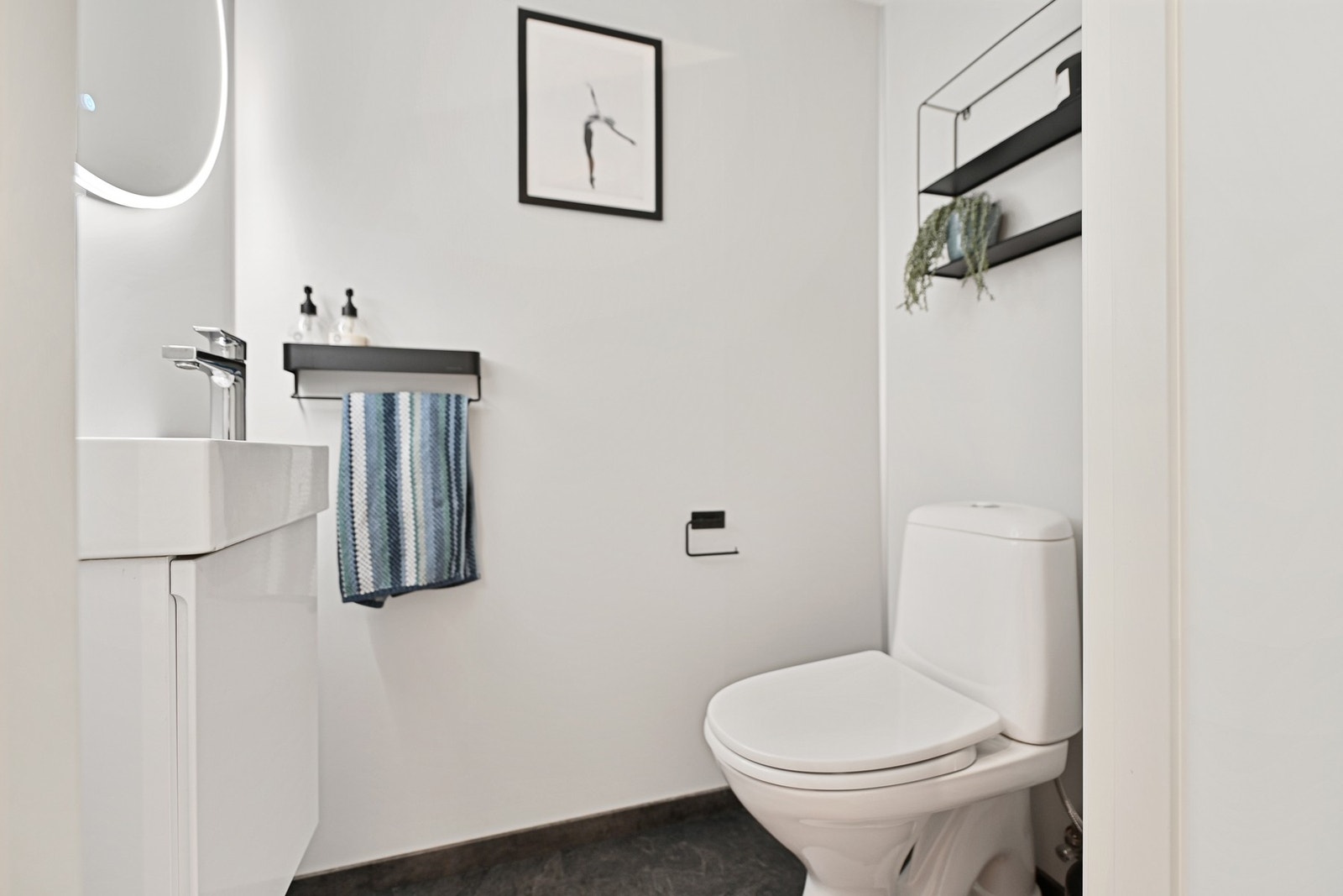 I tillegg til badene har boligen et eget toalettrom i 1. etasje. Toaletterommet er med gulvfestet toalett og innredning med nedfelt servant. Galleribilde