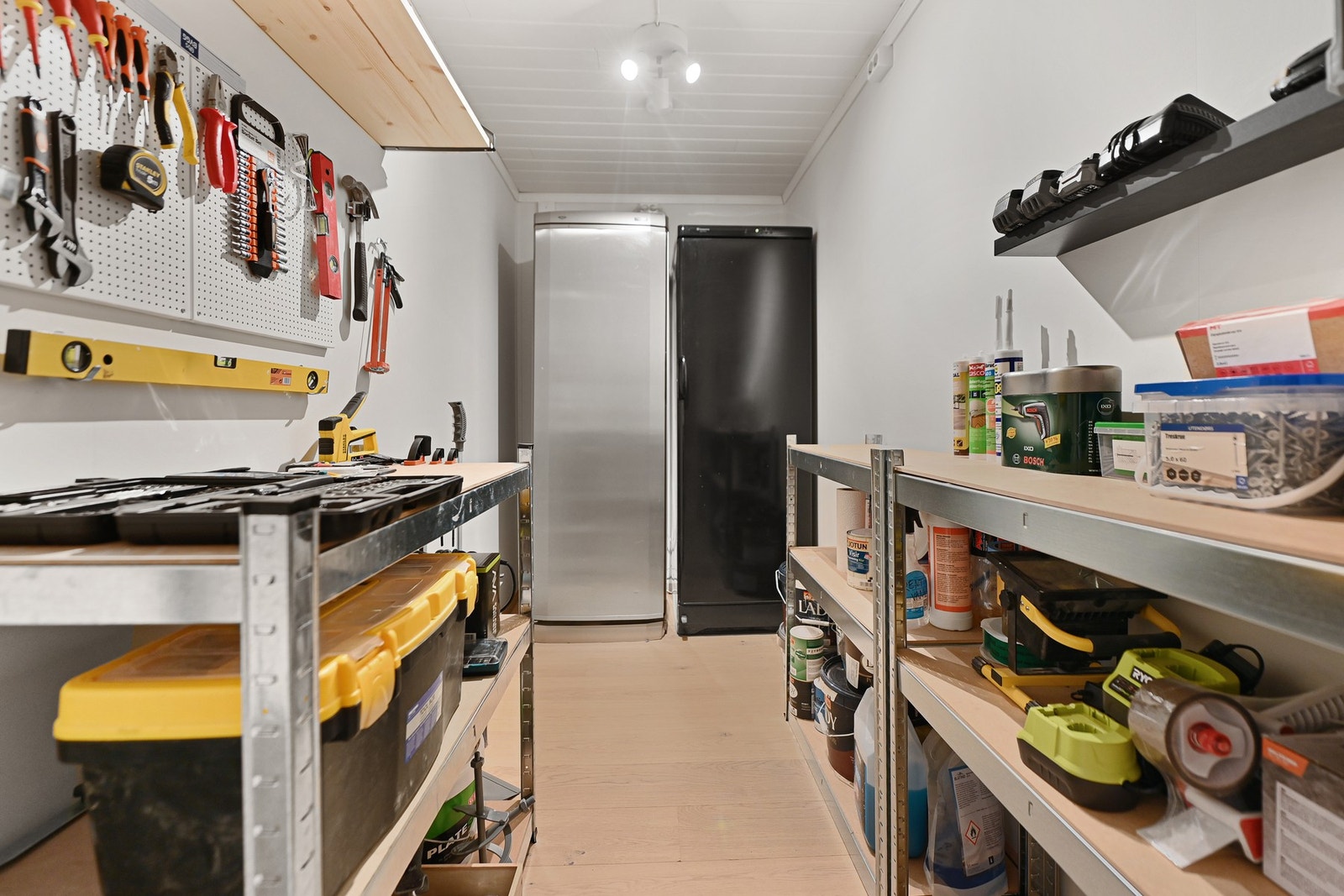 Det er godt med lagringsplass i kjelleren. Galleribilde